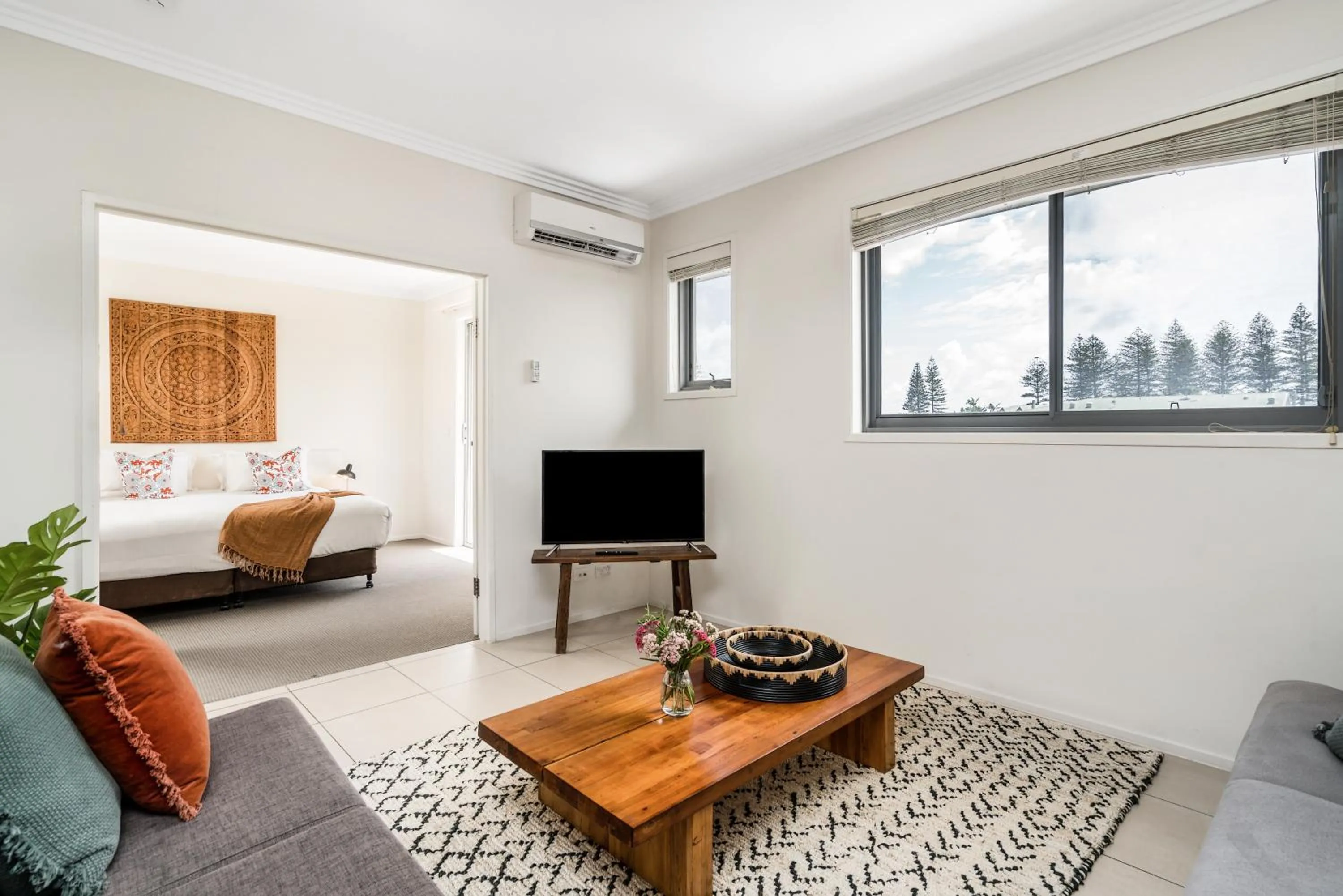 TV and multimedia, Bed in Byron Bay Hotel and Apartments