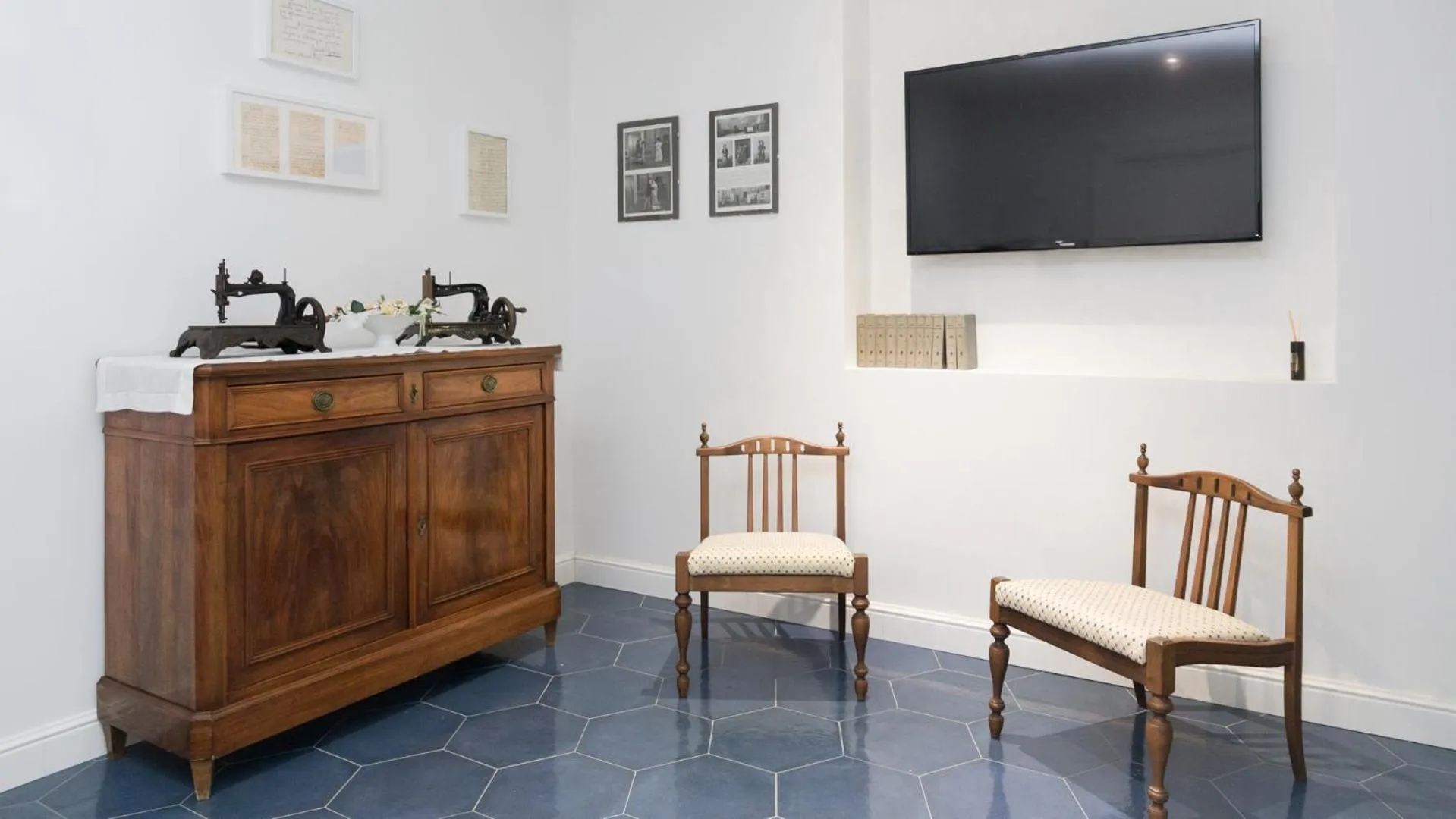 Communal lounge/ TV room in Villa Manning Relais