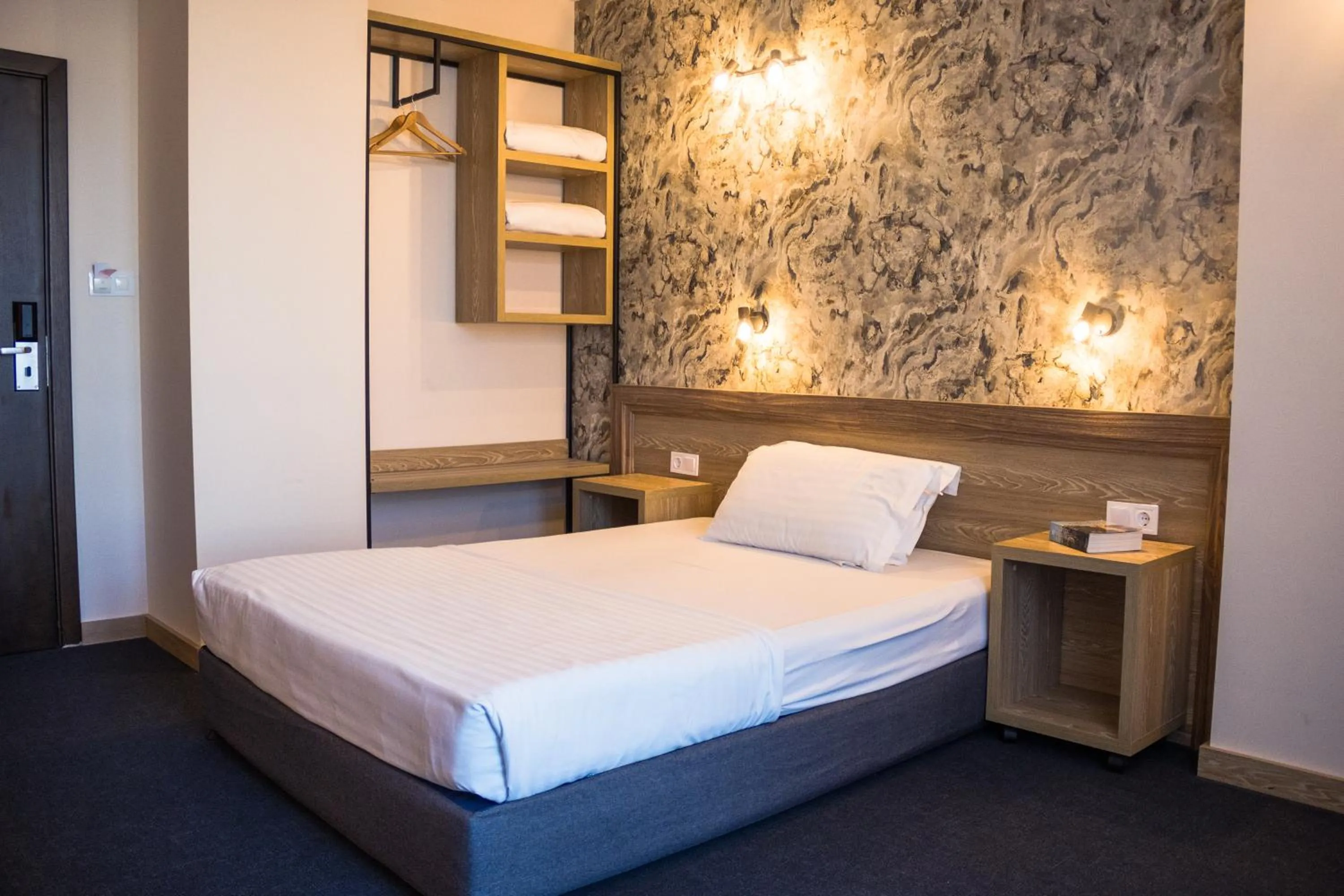 Bed in Budapest Hotel - Free Parking