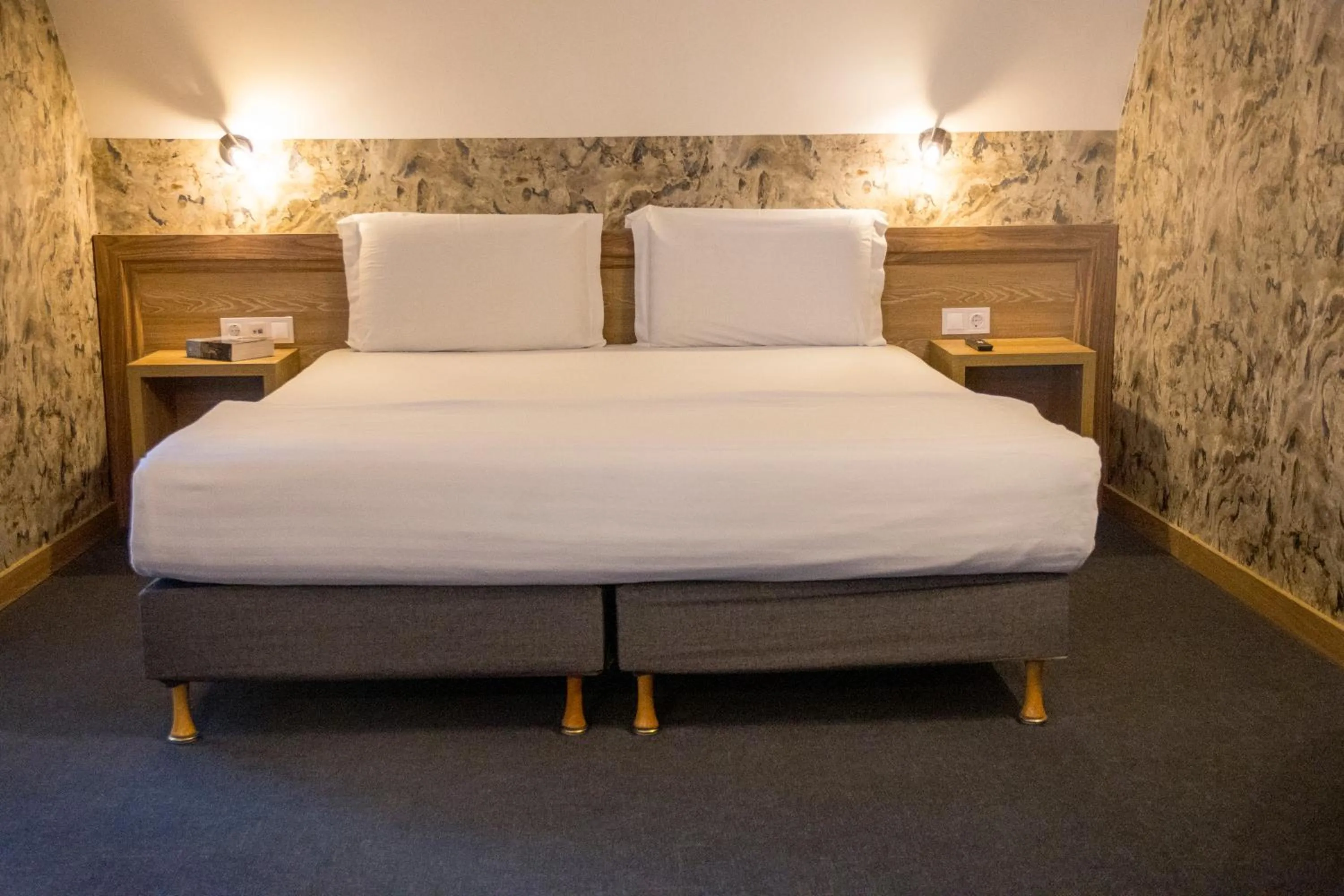 Bed in Budapest Hotel - Free Parking