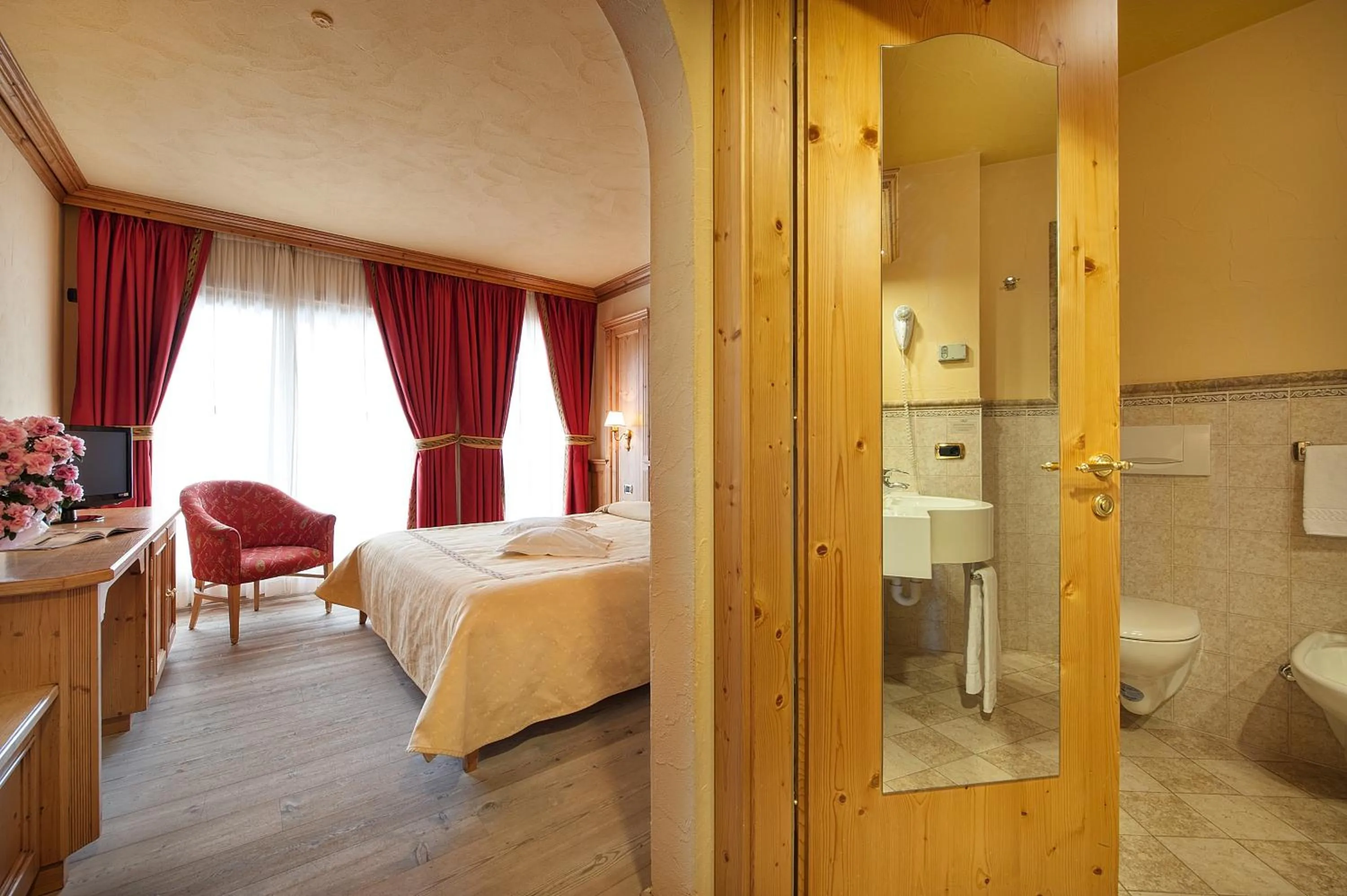 Bedroom, Bed in Hotel Valtellina