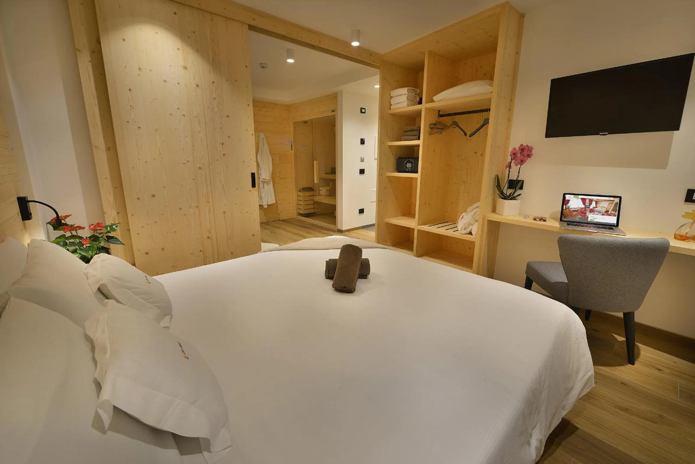 Bedroom, Bed in Hotel Valtellina