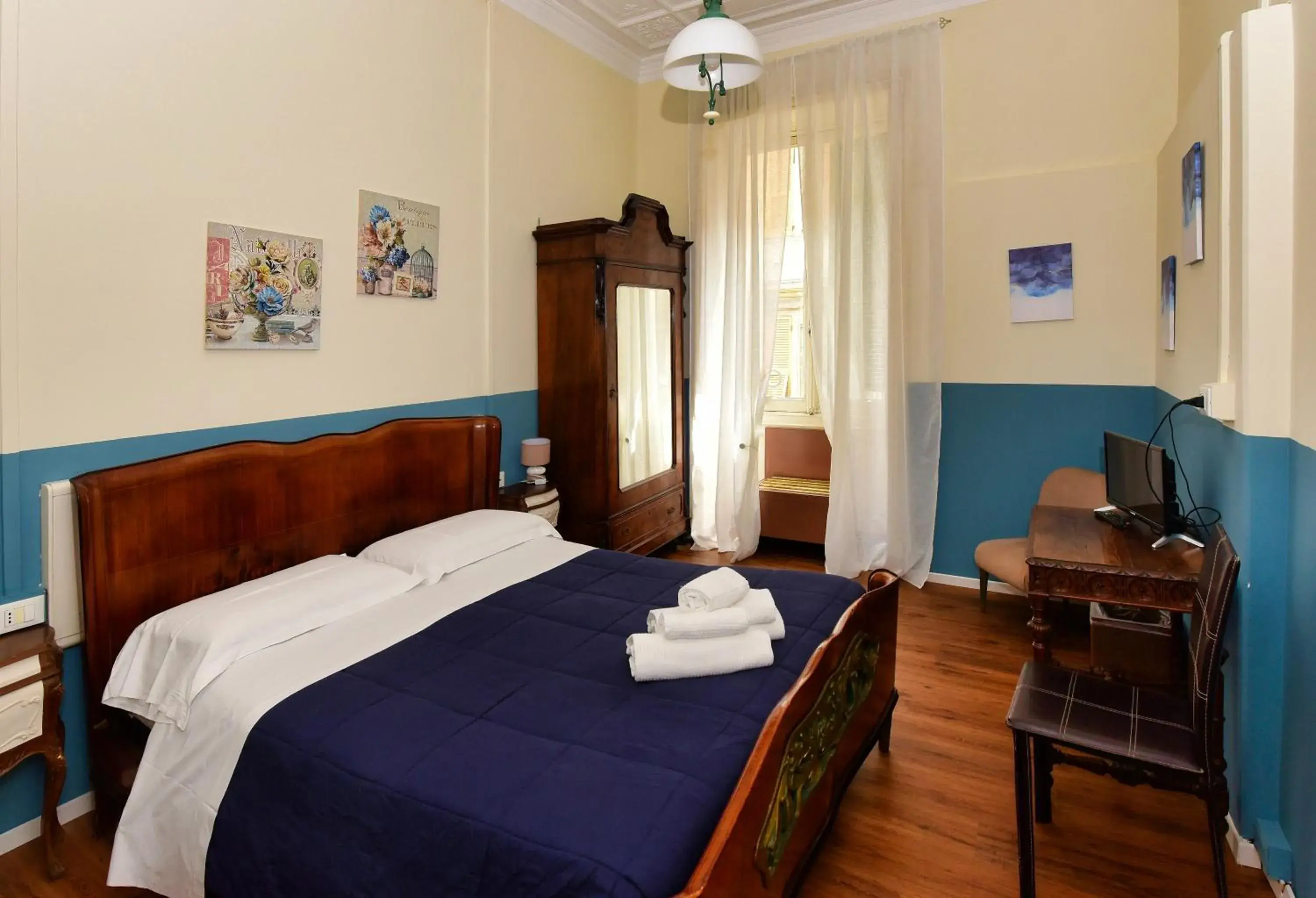 Double Room with Shared Bathroom in Hotel Suisse Double Room with Shared Bathroom in Hotel Suisse