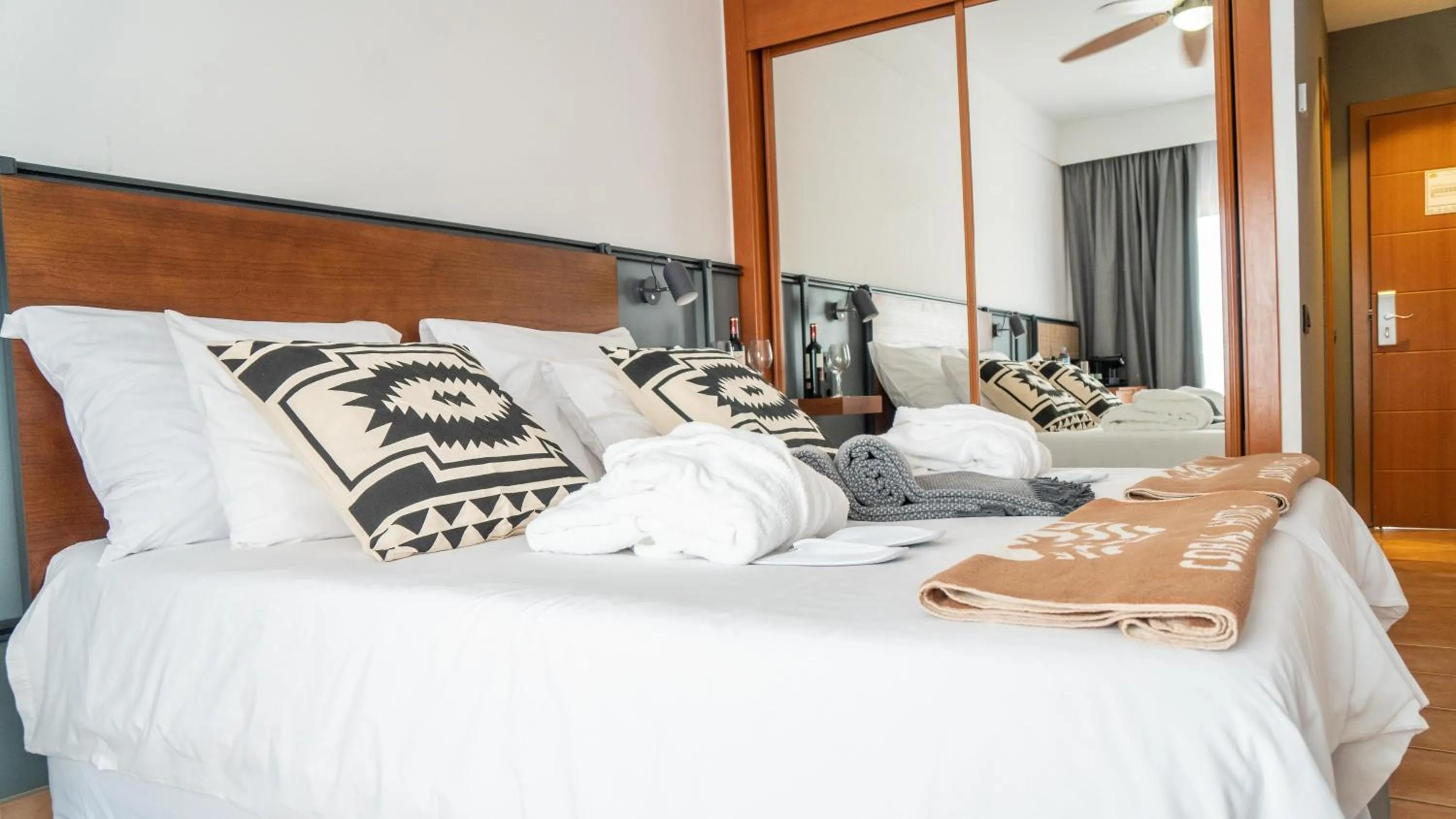 Photo of the whole room, Bed in Coral Cotillo Beach