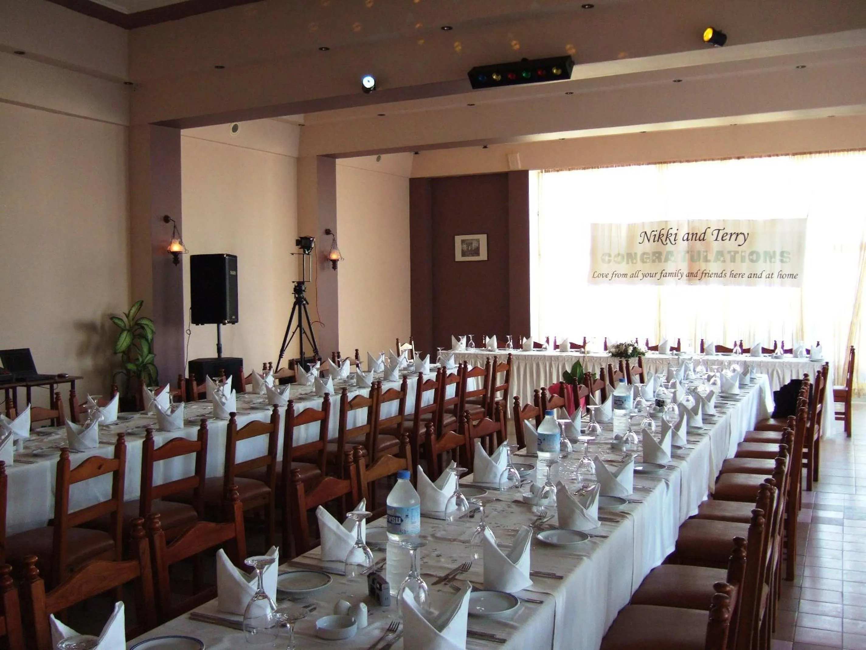 Restaurant/places to eat in Hotel Sempati