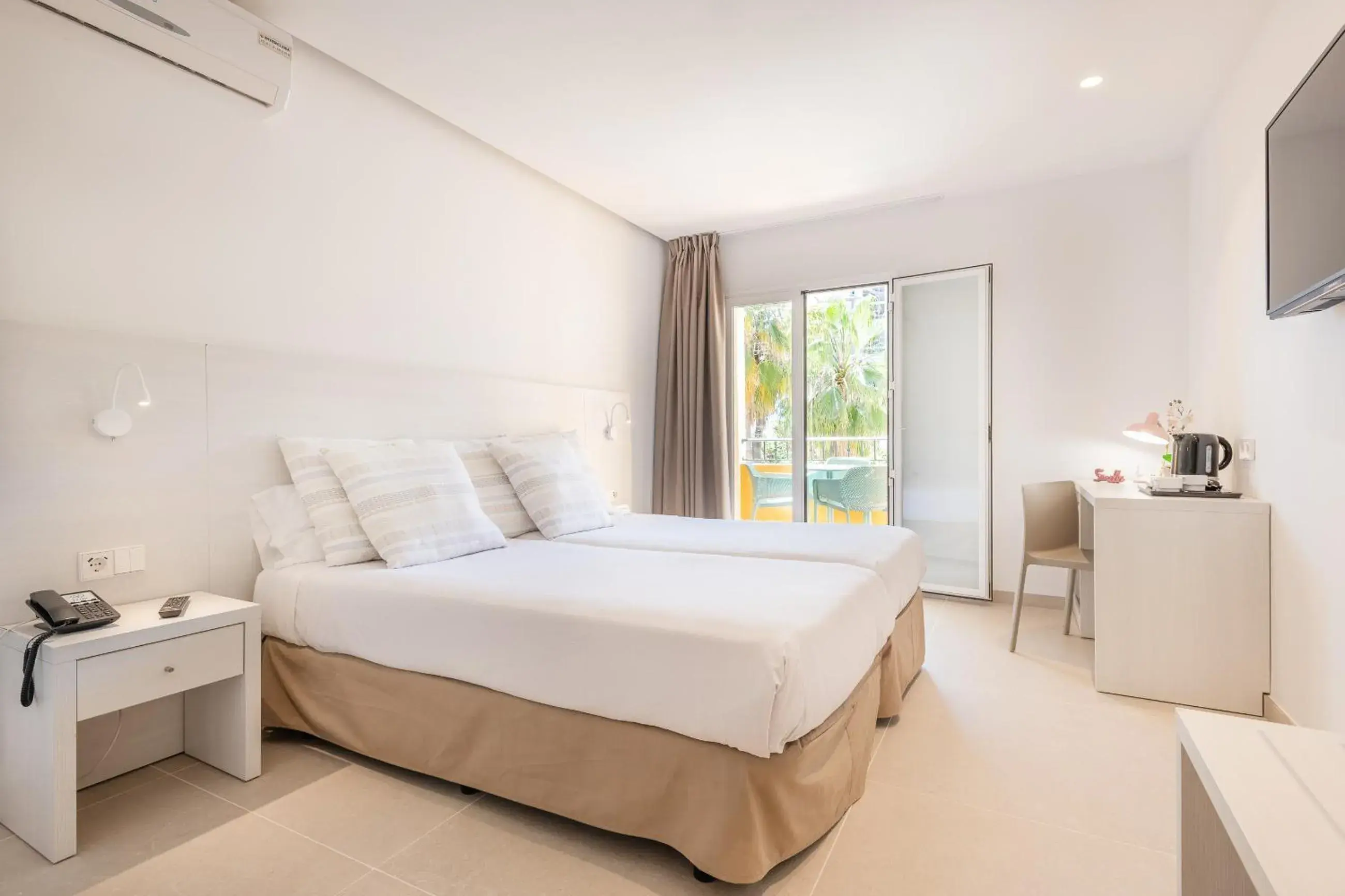 Bed in FLOR los Almendros Hotel Bed in FLOR los Almendros Hotel