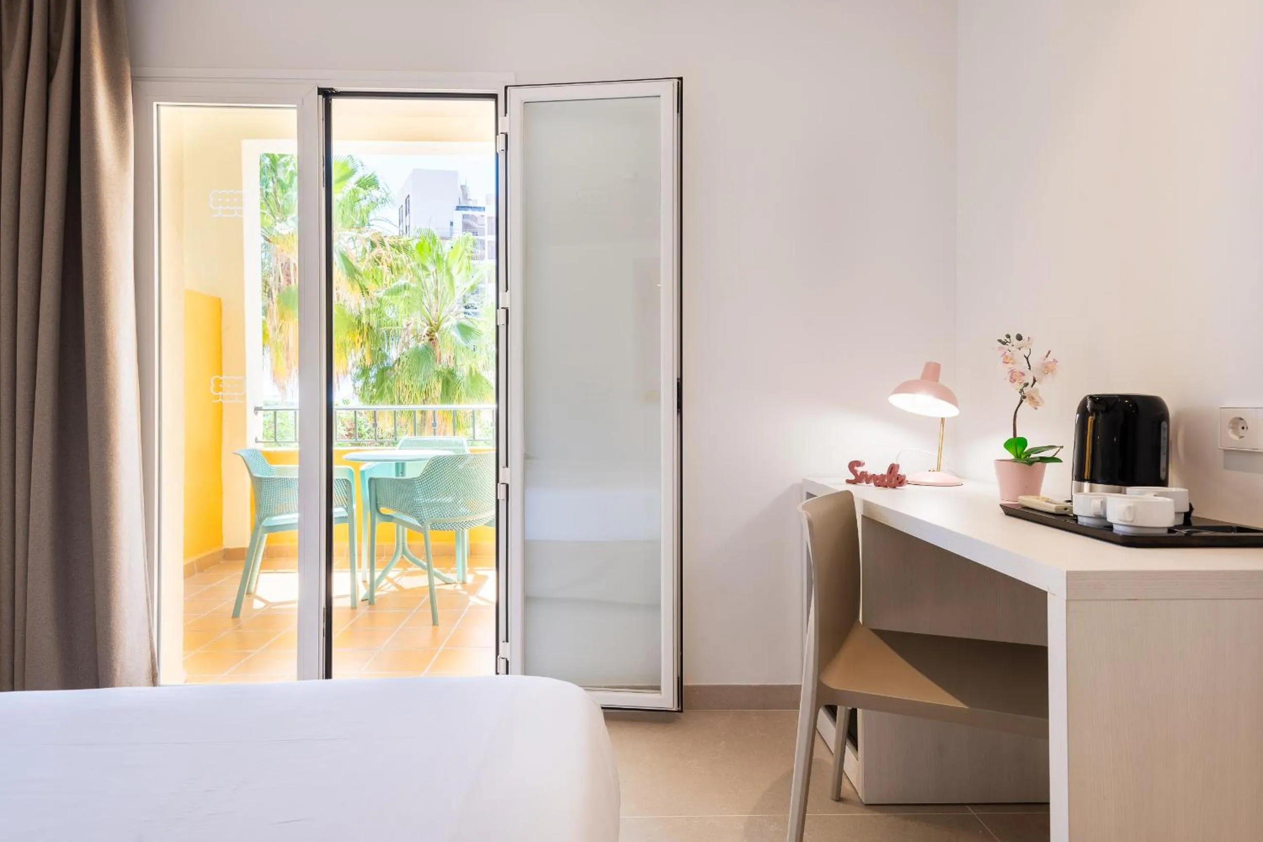 Balcony/Terrace, Bed in FLOR los Almendros Hotel