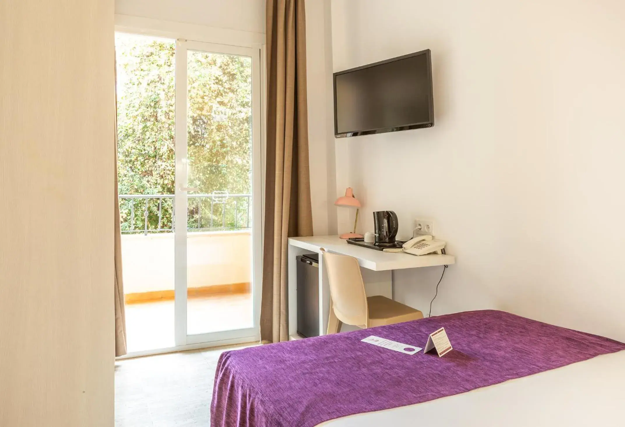 Bed in FLOR los Almendros Hotel Bed in FLOR los Almendros Hotel