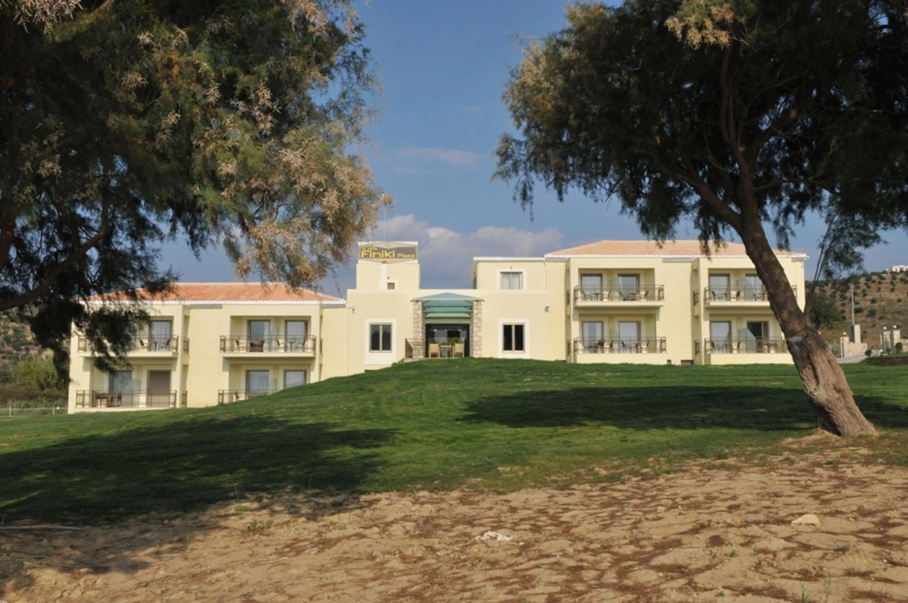 Facade/entrance in Finiki Plaza