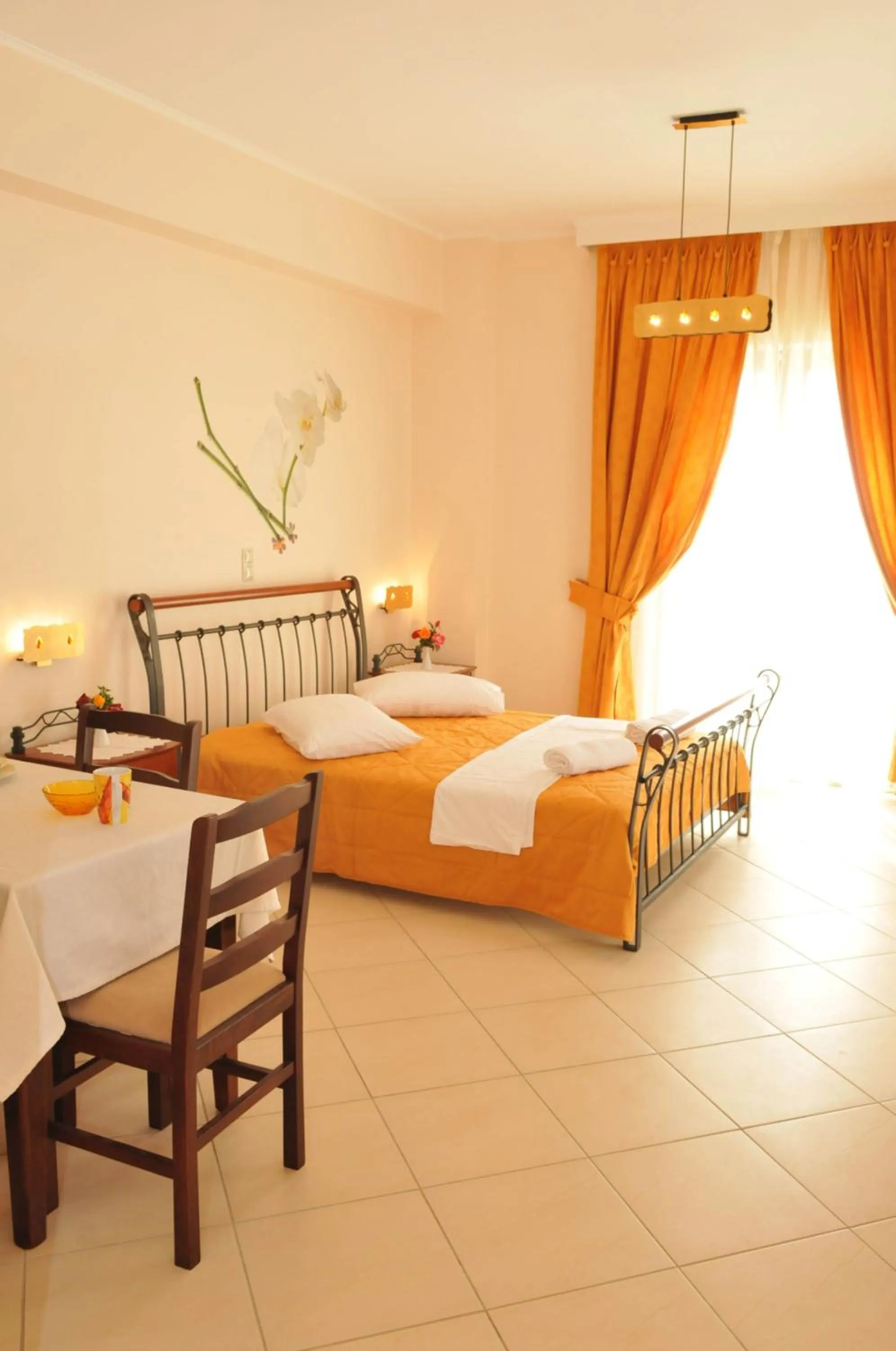 Photo of the whole room, Bed in Finiki Plaza