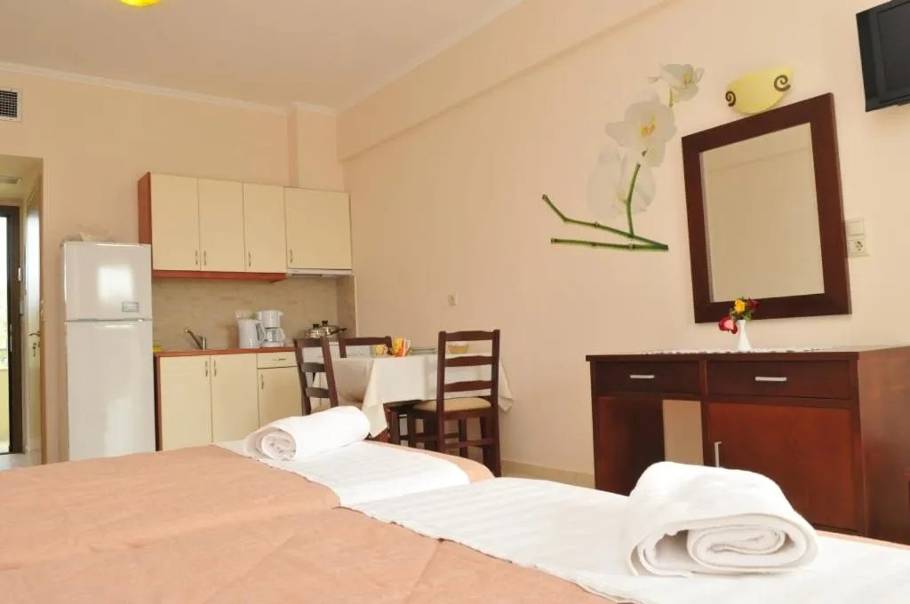 Photo of the whole room, Bed in Finiki Plaza