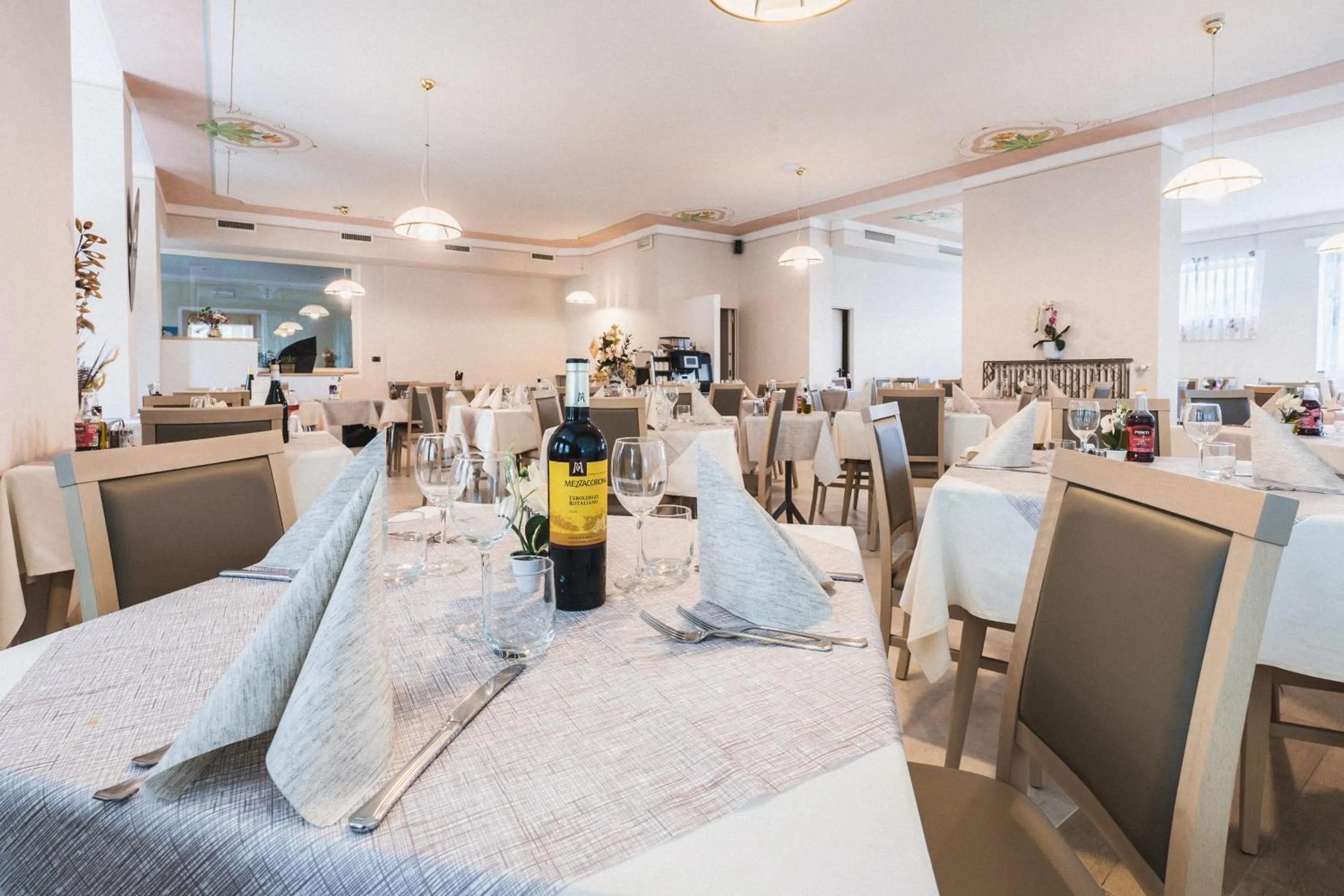 Restaurant/places to eat in Hotel Fai