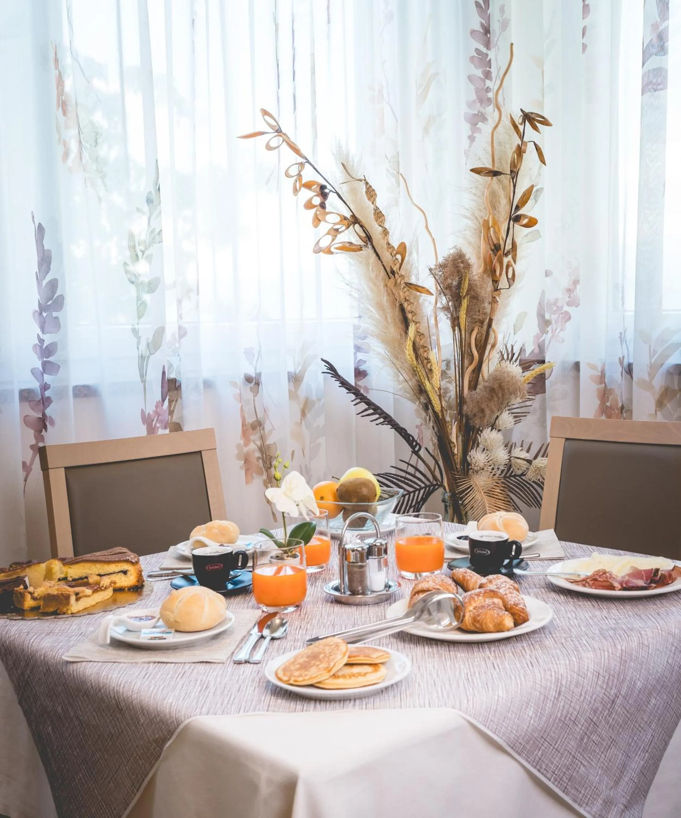 Restaurant/places to eat in Hotel Fai