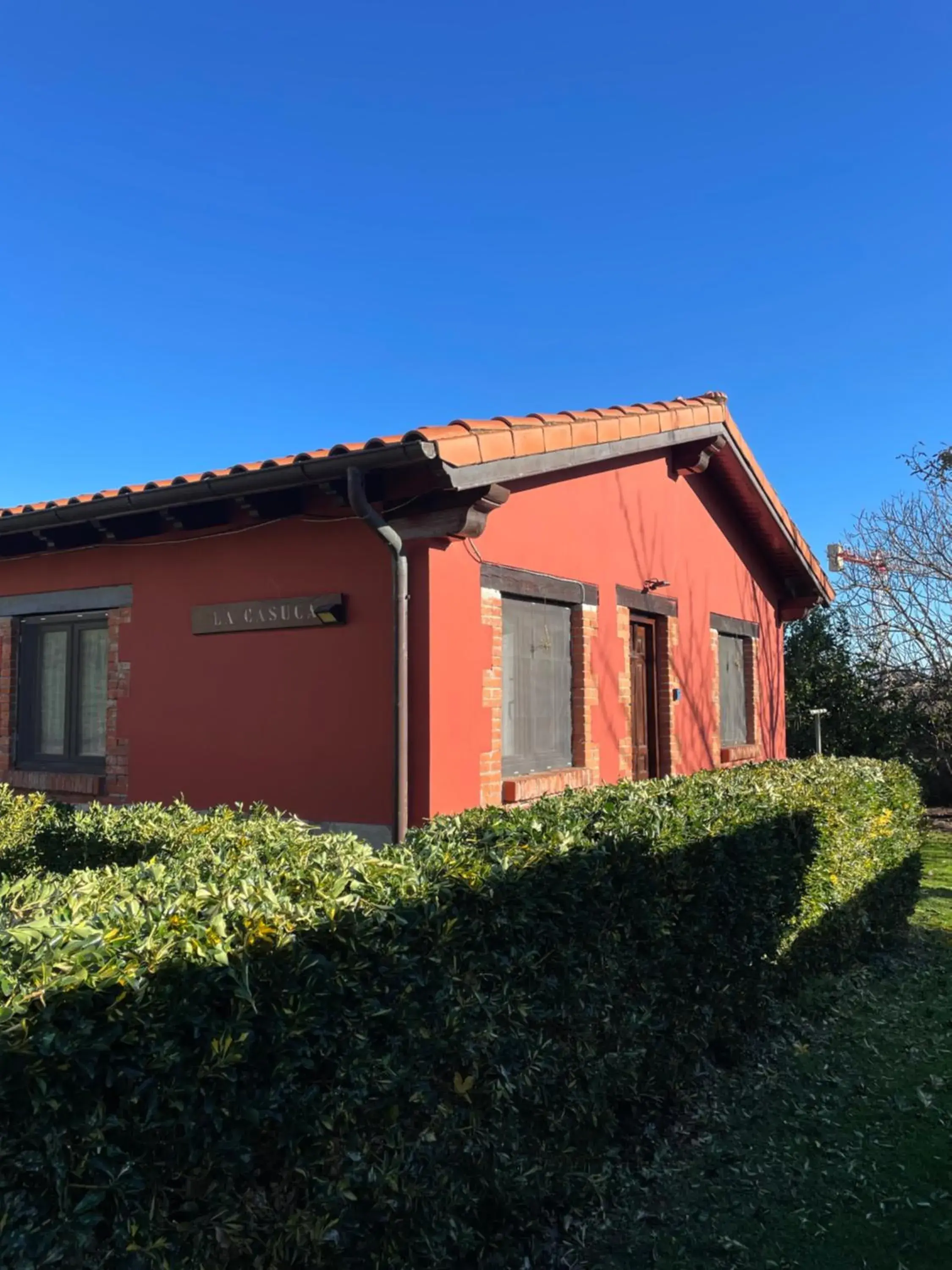 Property building in Posada La Cabaña De Salmon Property building in Posada La Cabaña De Salmon