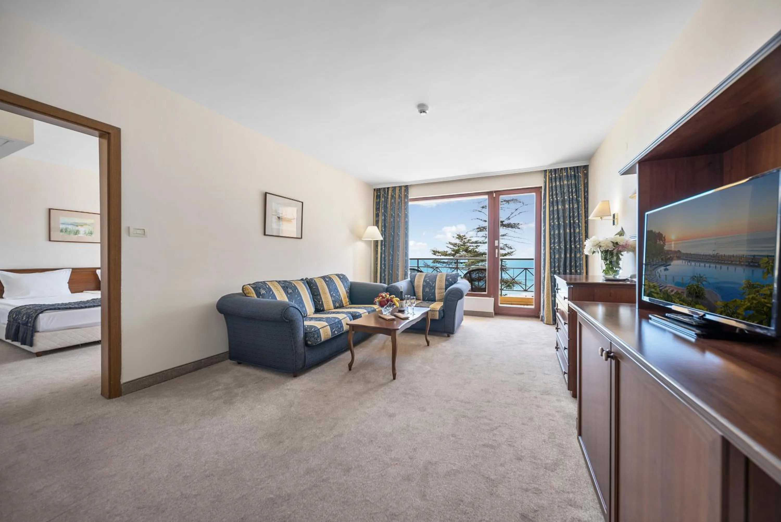 TV and multimedia in HVD Riviera Beach Ultra All Inclusive & Mineral Pool - Private Beach & Free Parking