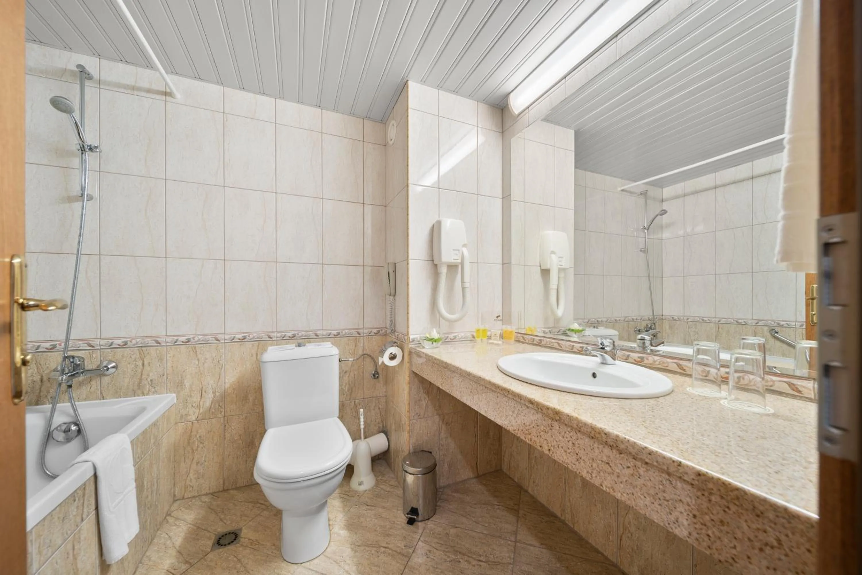 Shower in HVD Riviera Beach Ultra All Inclusive & Mineral Pool - Private Beach & Free Parking