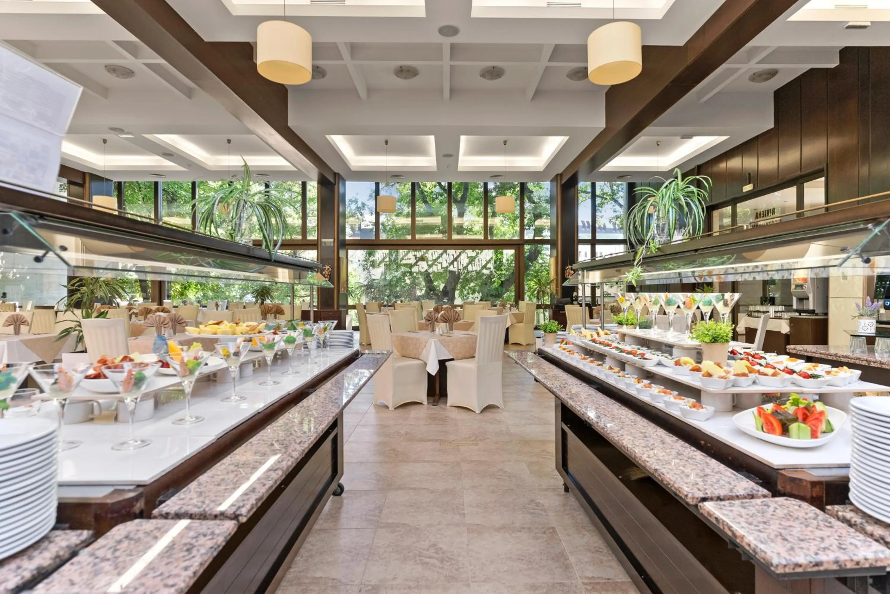 Restaurant/places to eat in HVD Riviera Beach Ultra All Inclusive & Mineral Pool - Private Beach & Free Parking