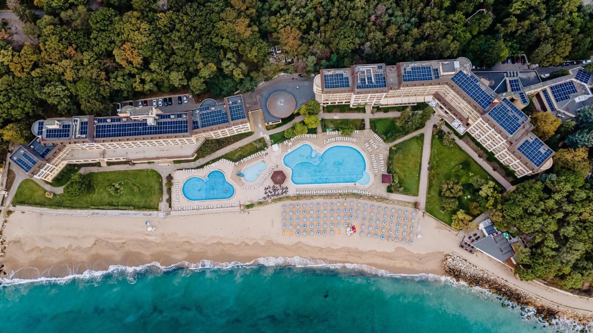 Property building in HVD Riviera Beach Ultra All Inclusive & Mineral Pool - Private Beach & Free Parking