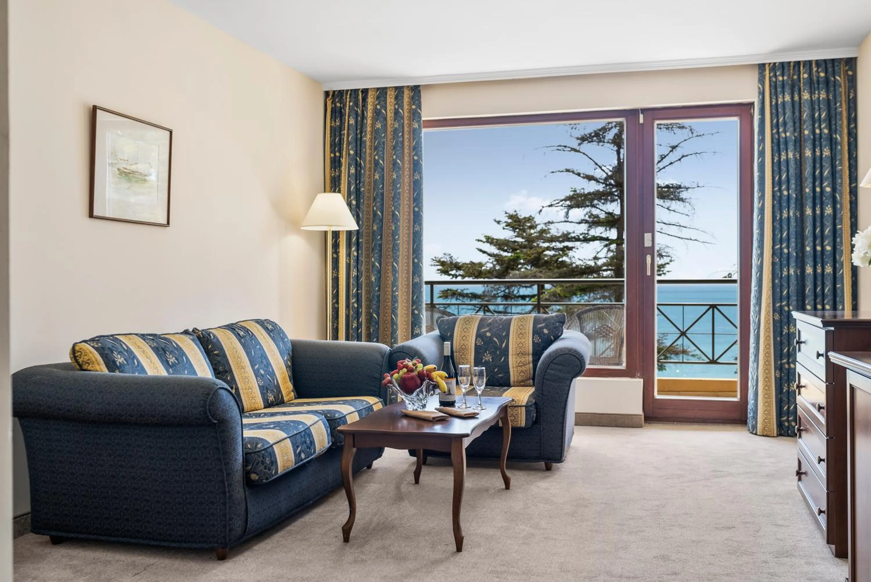 Living room in HVD Riviera Beach Ultra All Inclusive & Mineral Pool - Private Beach & Free Parking