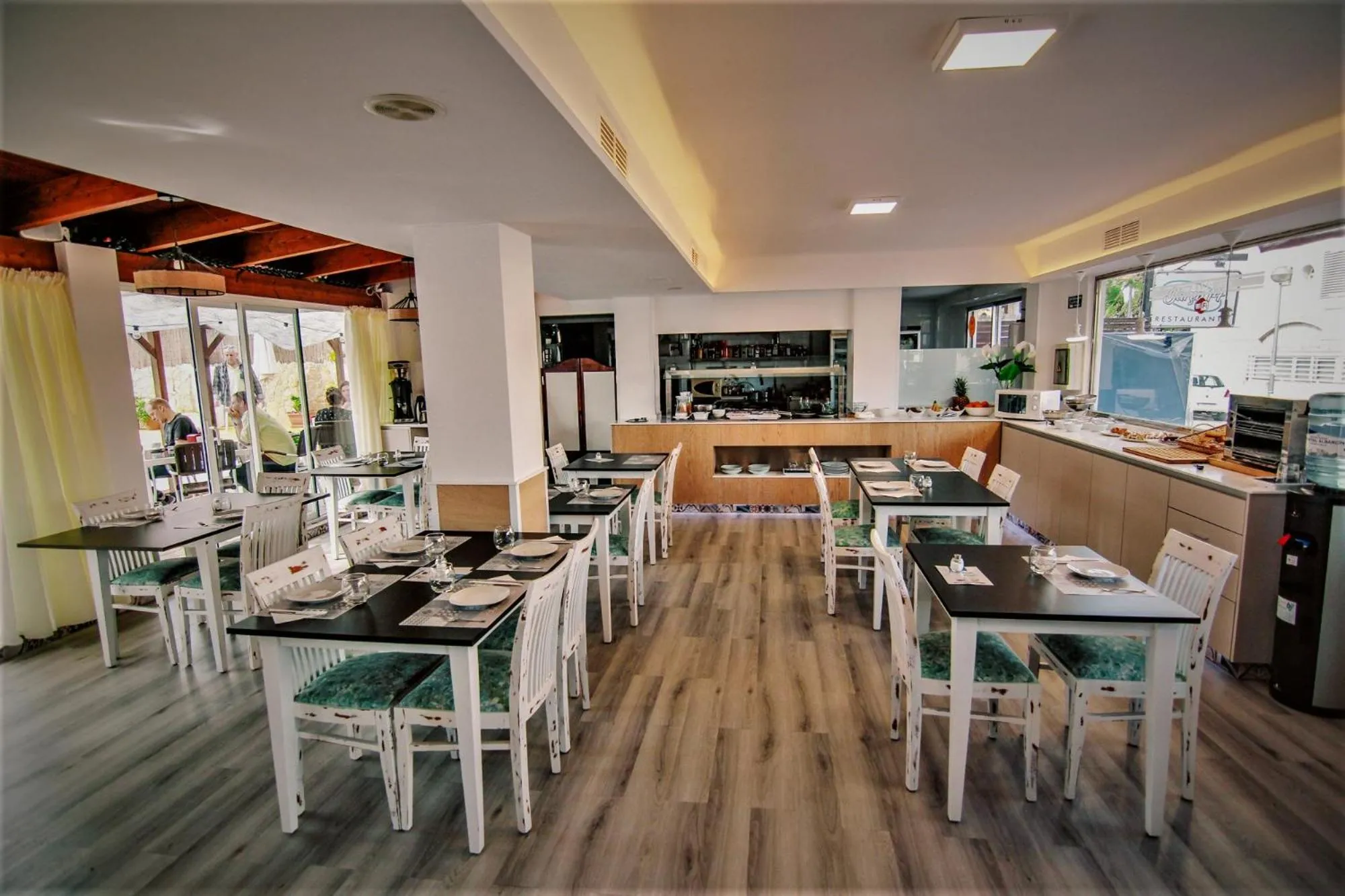 Restaurant/places to eat in Hotel Raxa