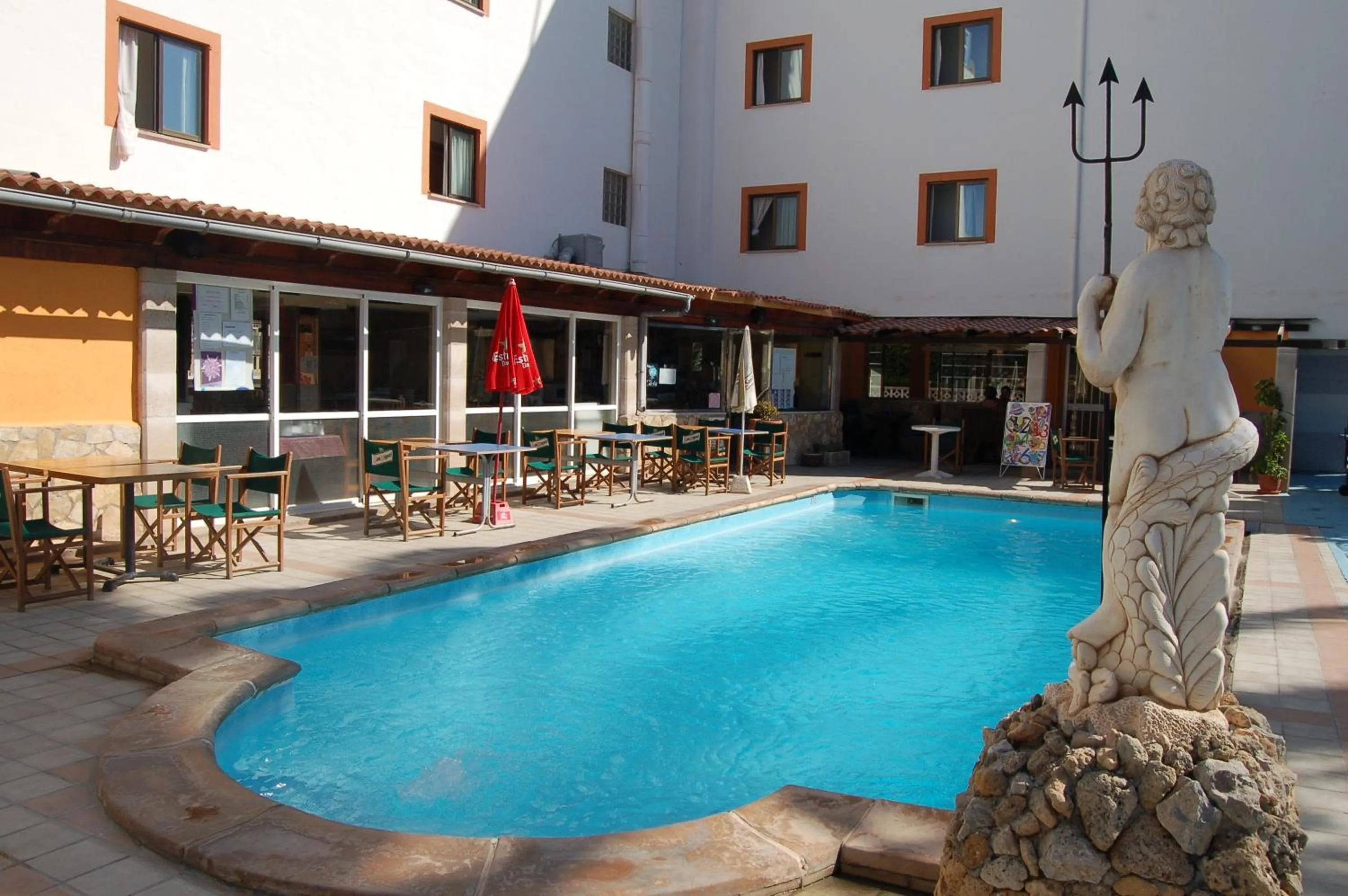 Swimming pool in Hotel Raxa