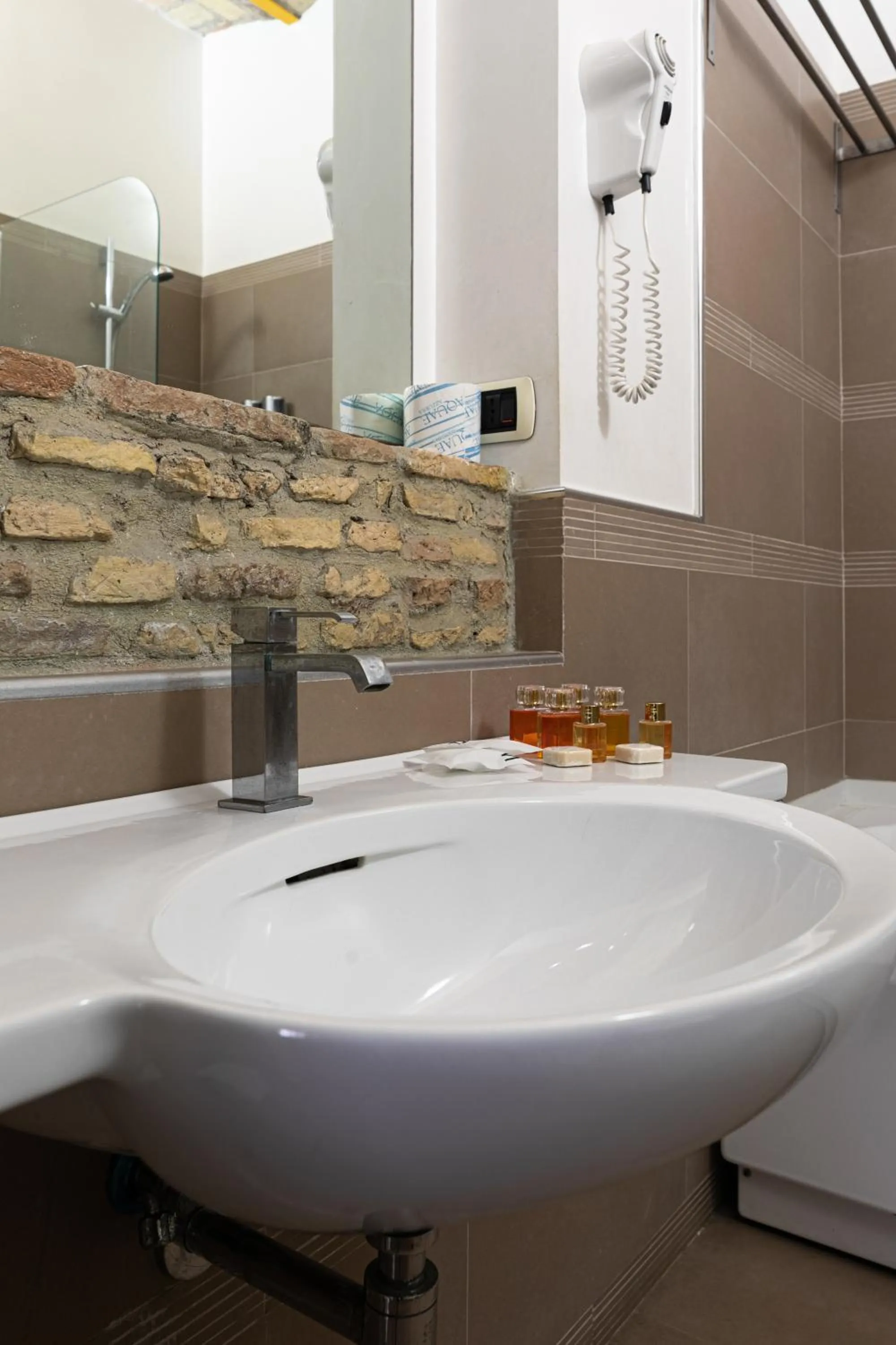 Bathroom in Lovin Roma Piazza di Spagna