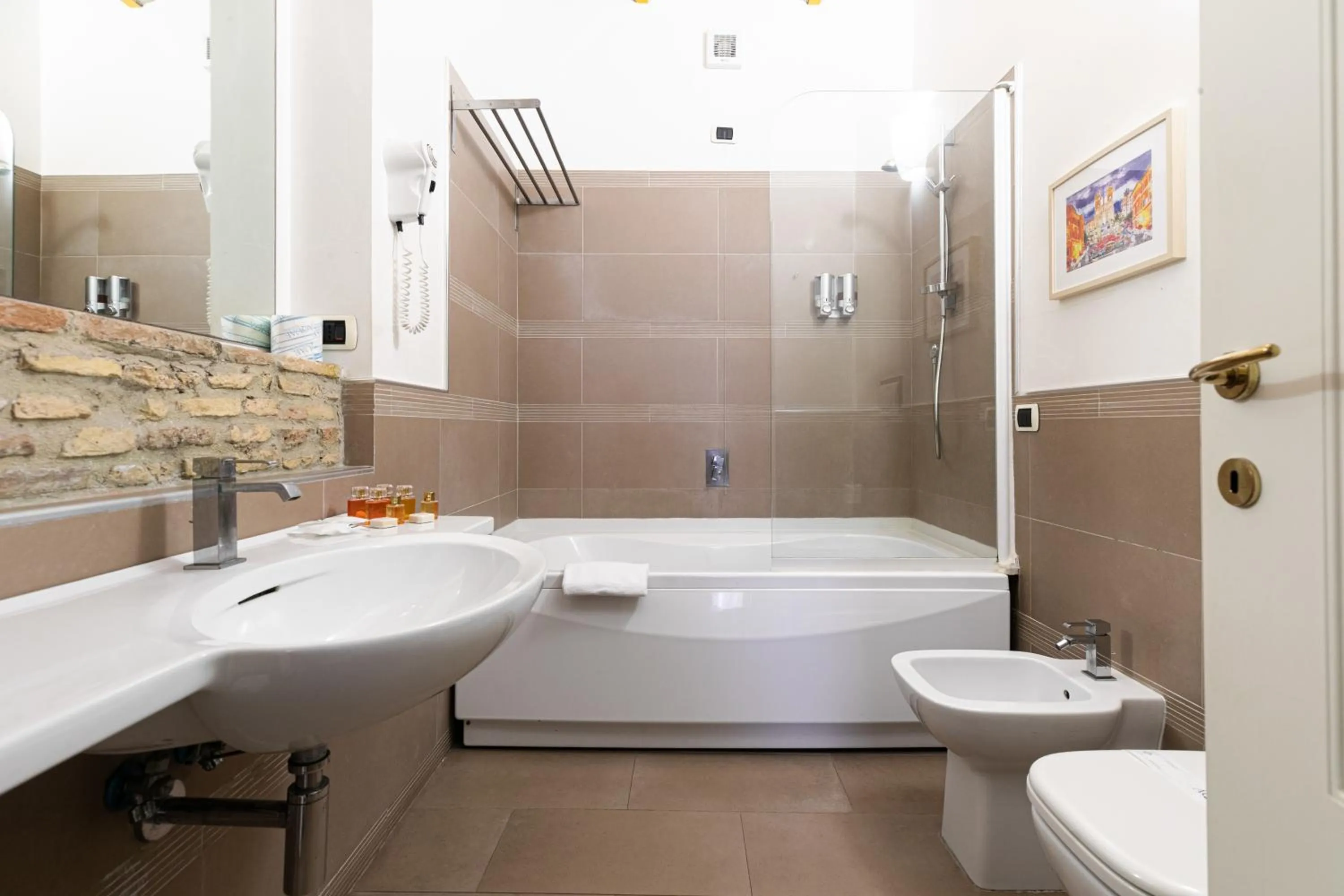 Bathroom in Lovin Roma Piazza di Spagna