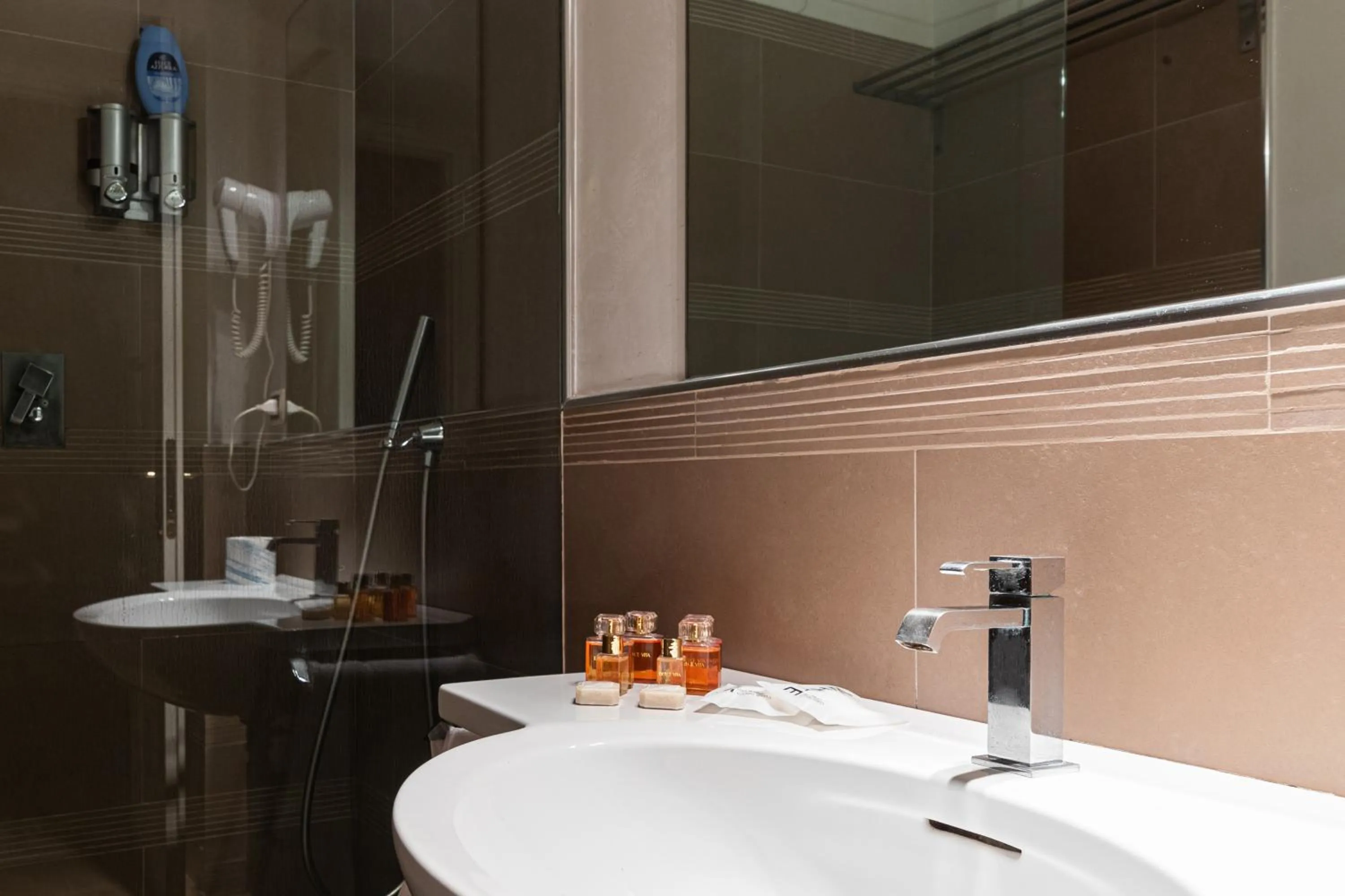 Bathroom in Lovin Roma Piazza di Spagna