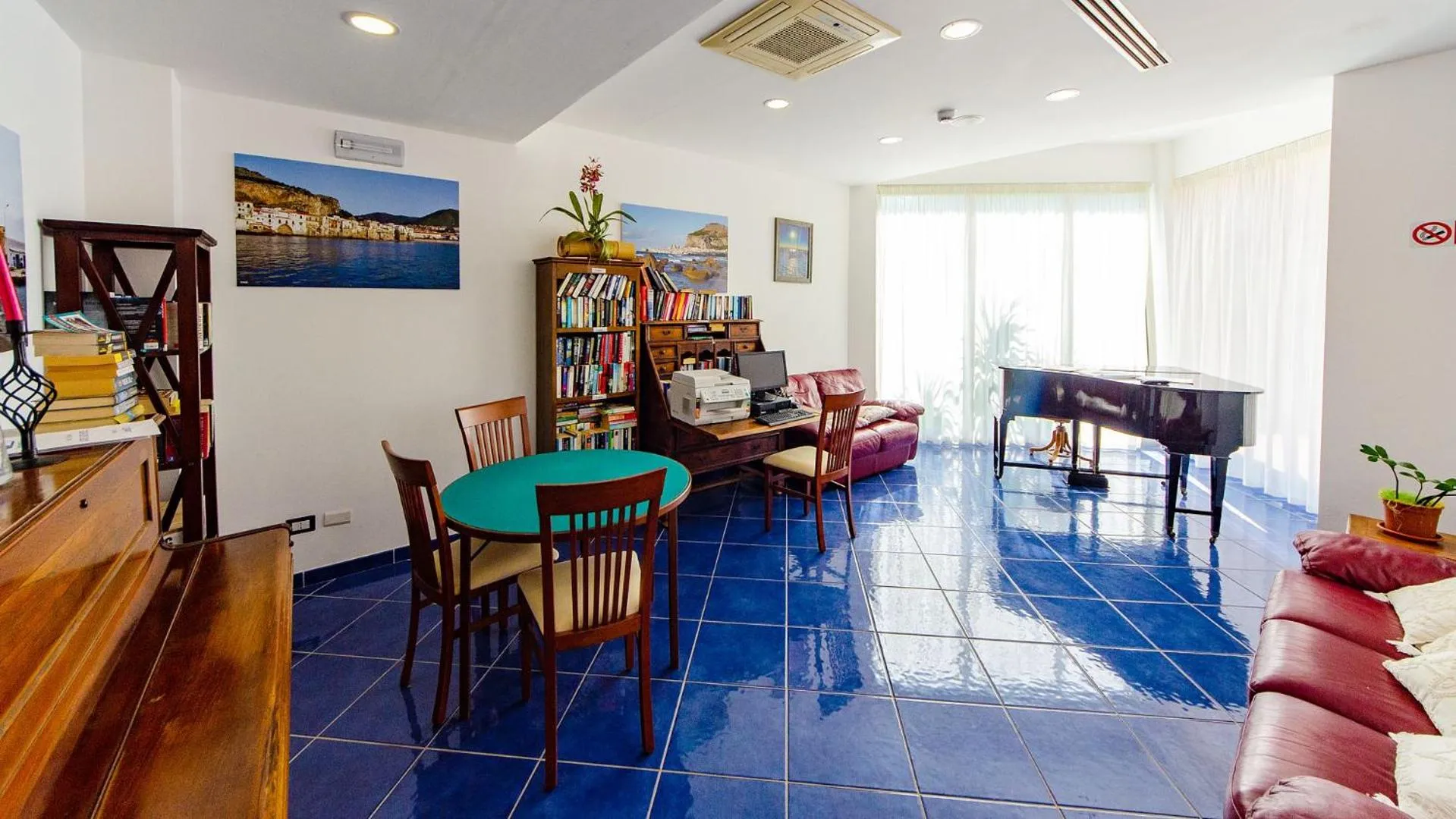 Communal lounge/ TV room in Astro Suite Hotel