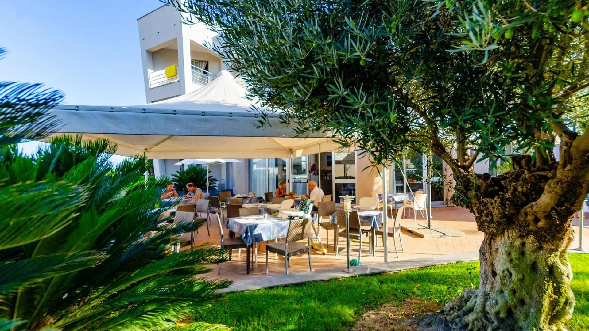 Restaurant/places to eat in Astro Suite Hotel