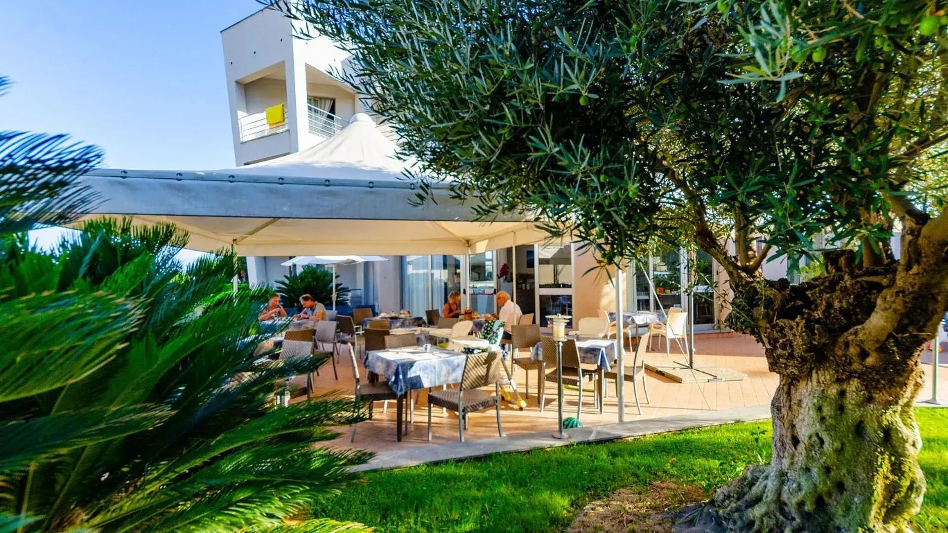 Restaurant/places to eat in Astro Suite Hotel Restaurant/places to eat in Astro Suite Hotel