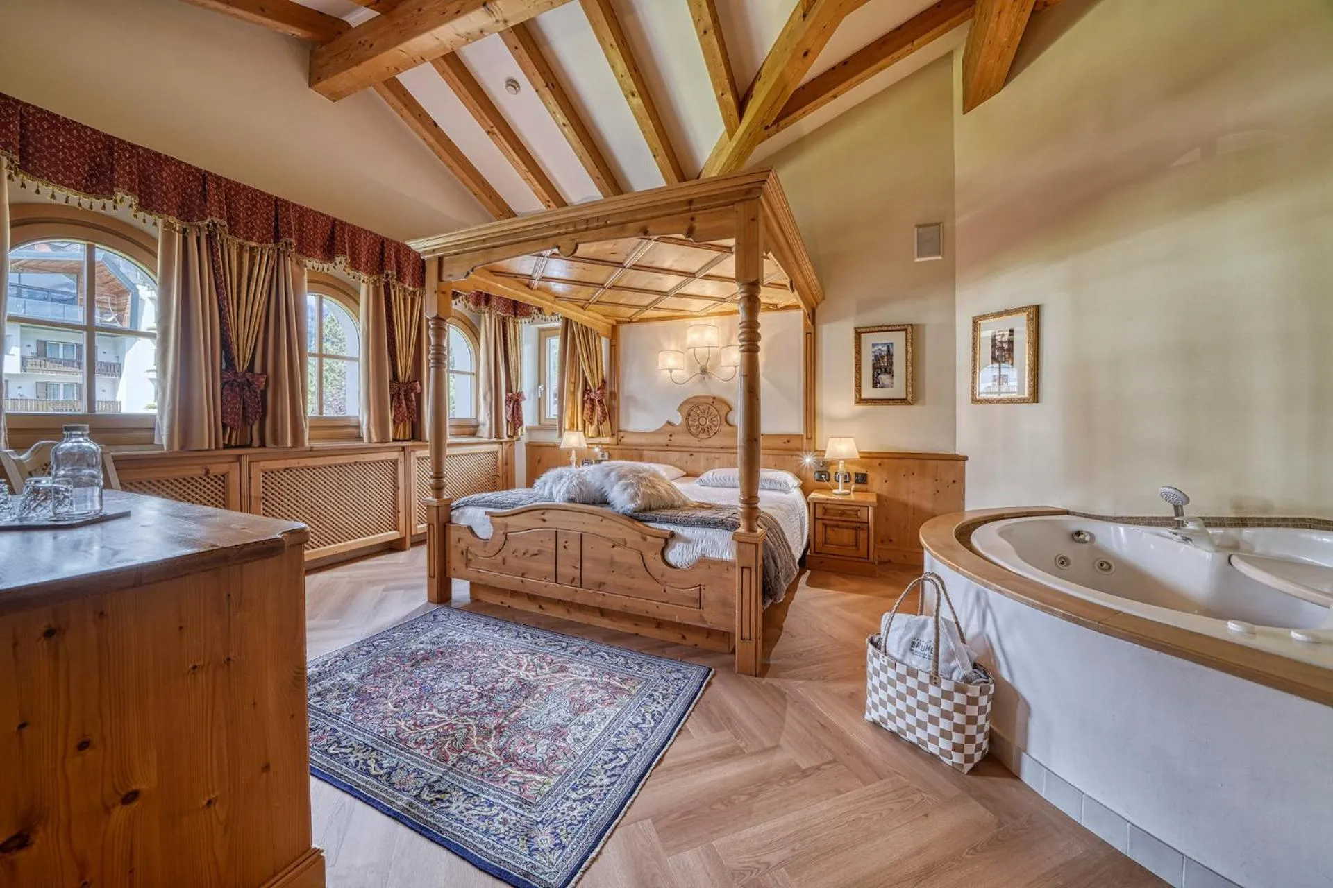 Hot Tub, Bed in Brunet - The Dolomites Resort