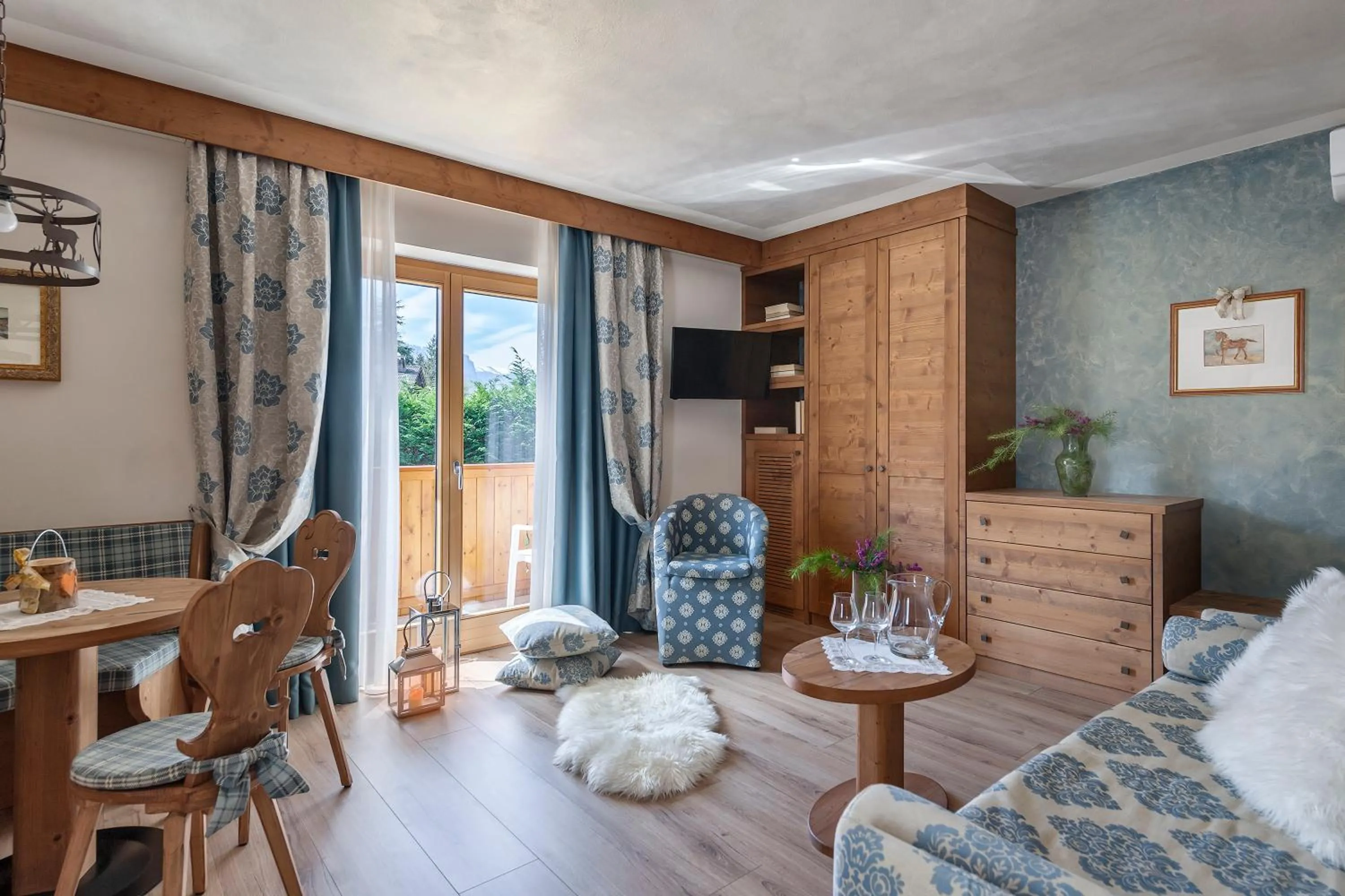 Living room, Bed in Brunet - The Dolomites Resort