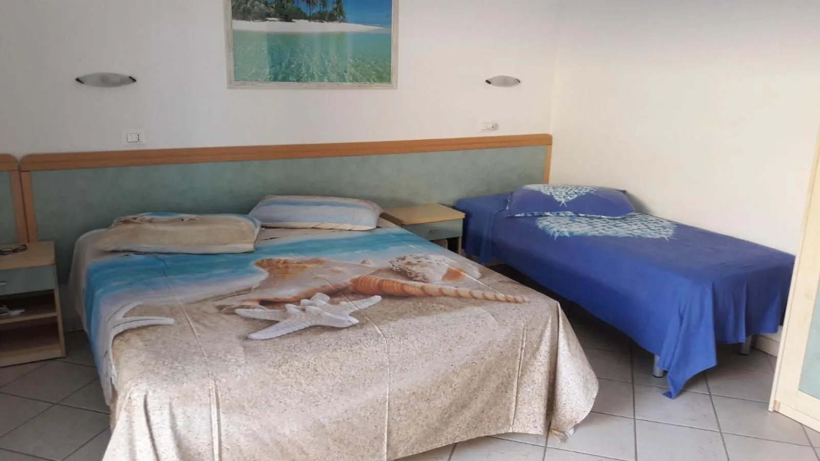 Day, Bed in Residence Onda Blu