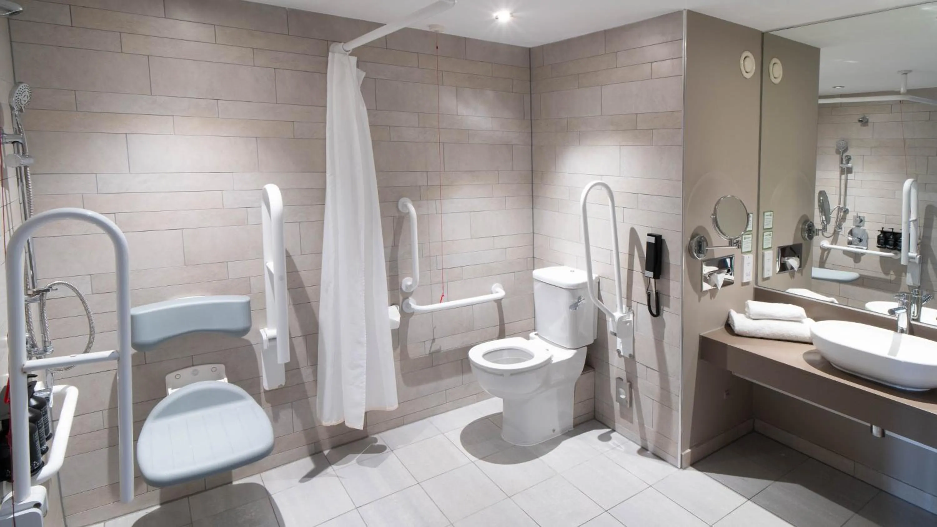 Photo of the whole room in Holiday Inn Bristol City Centre by IHG