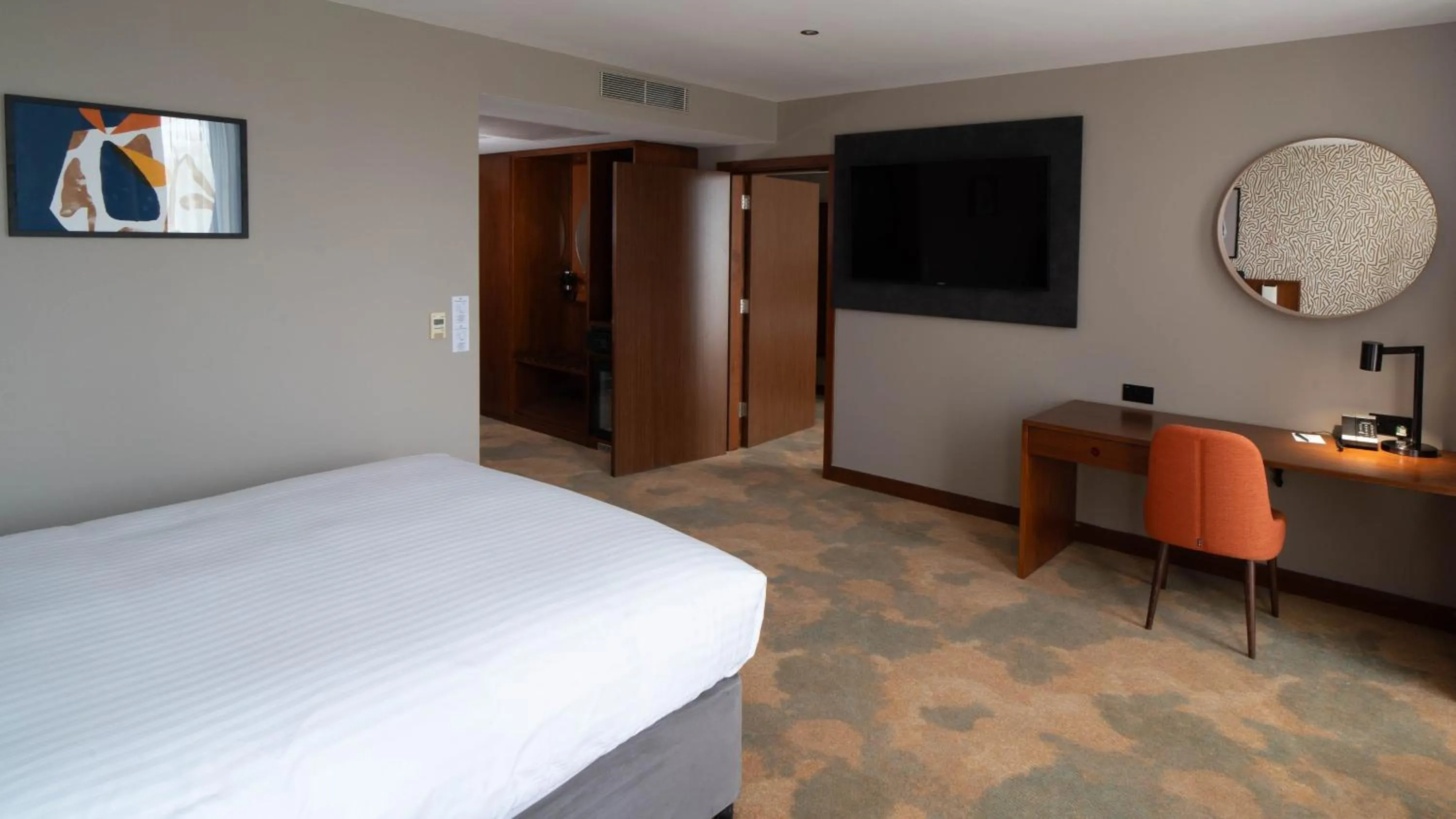 Photo of the whole room, Bed in Holiday Inn Bristol City Centre by IHG