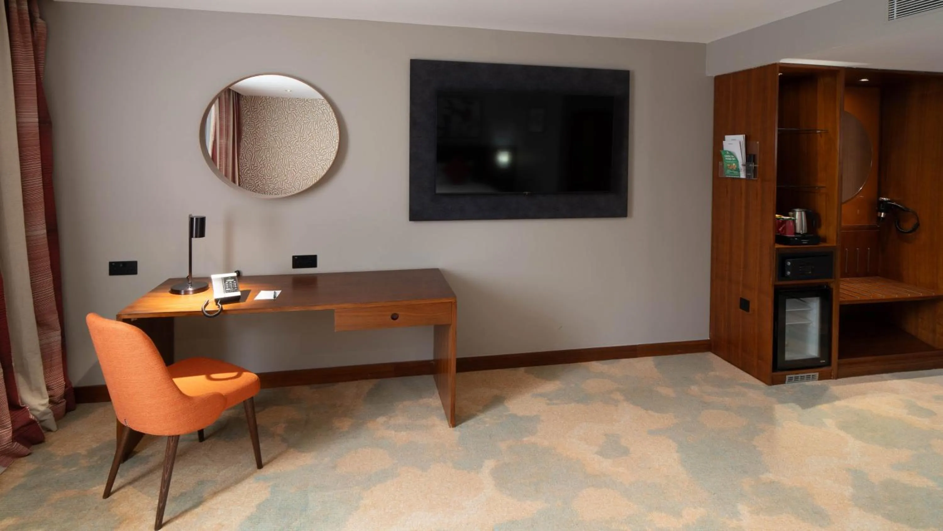 Photo of the whole room in Holiday Inn Bristol City Centre by IHG