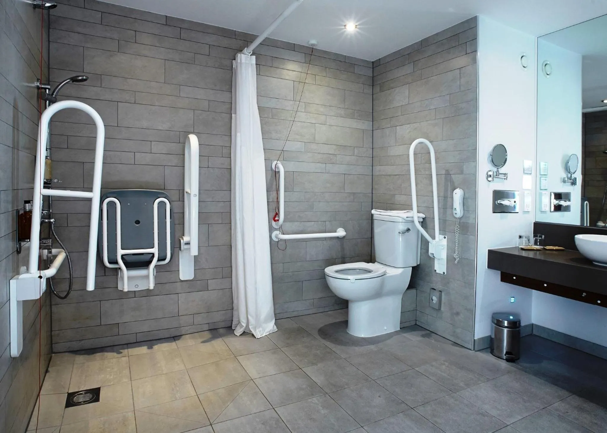 Photo of the whole room in Holiday Inn Bristol City Centre by IHG