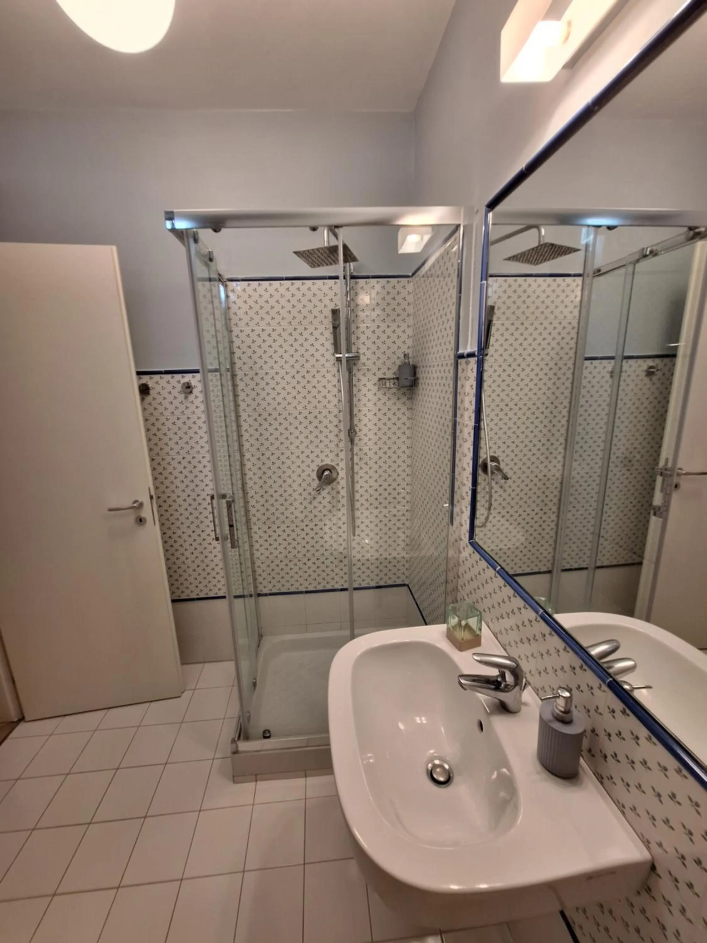 Shower in Le Colonne