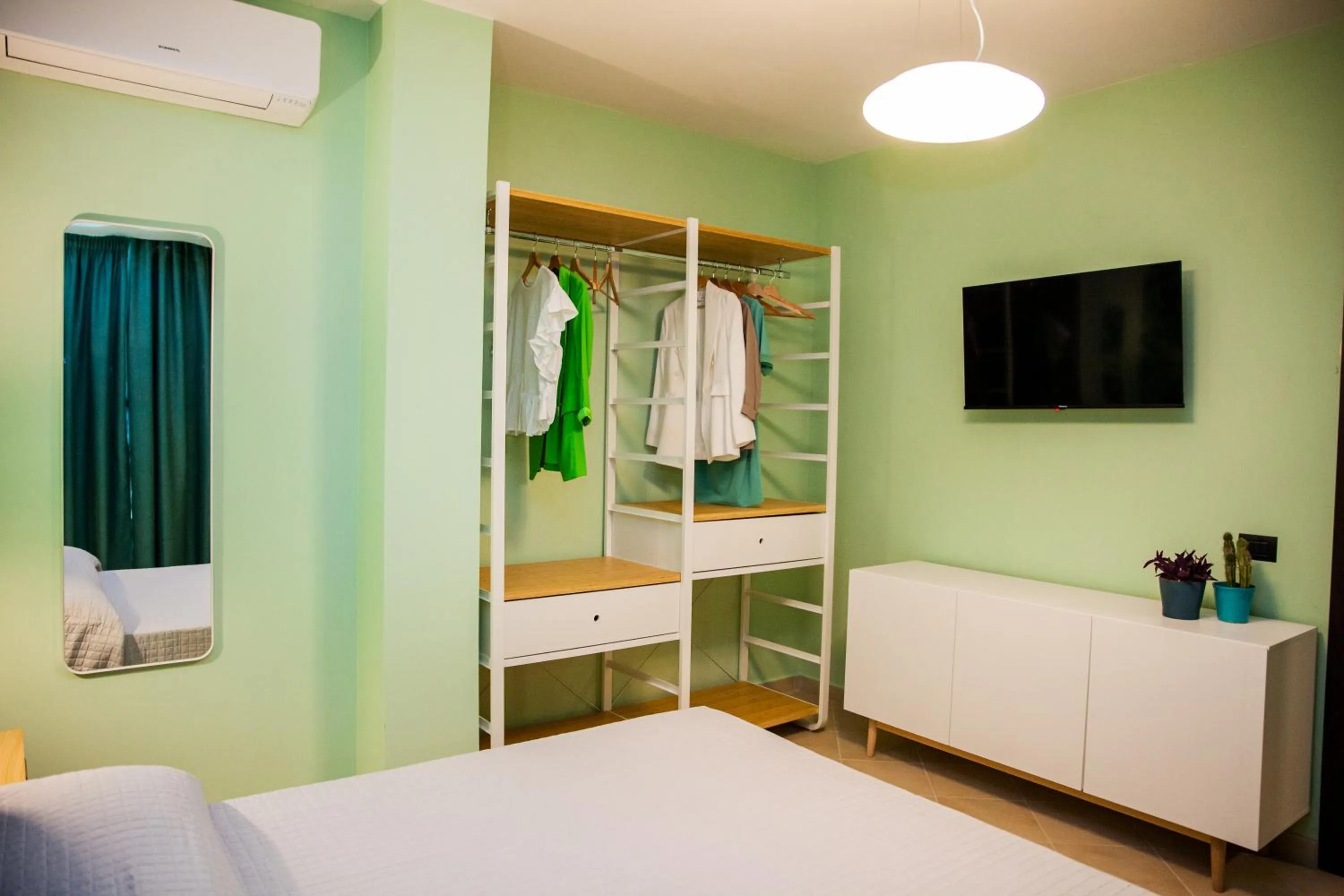 wardrobe, Bed in Le Colonne