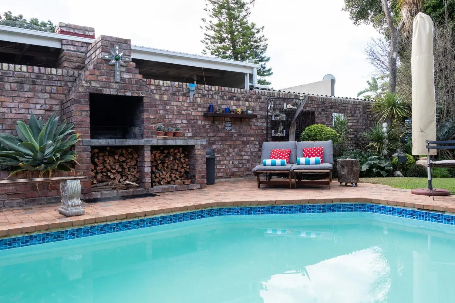 Swimming pool in Earthbound Guest House Swimming pool in Earthbound Guest House