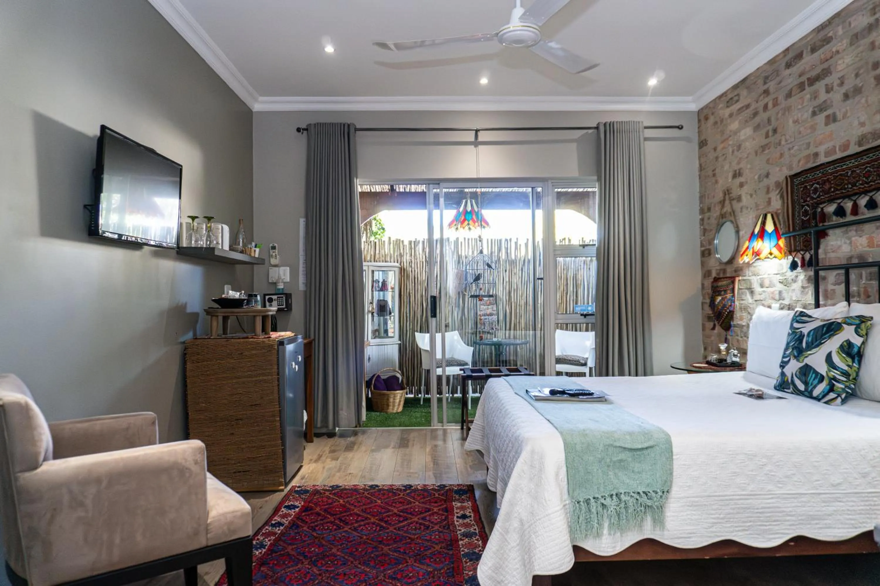 Photo of the whole room, Bed in Earthbound Guest House