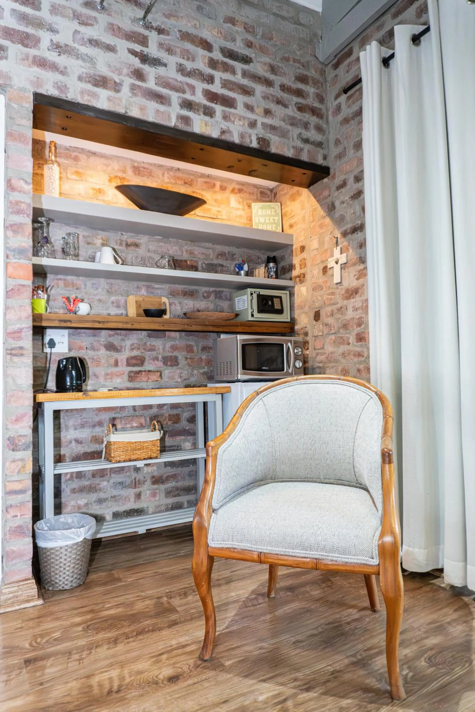 Kitchen or kitchenette in Earthbound Guest House