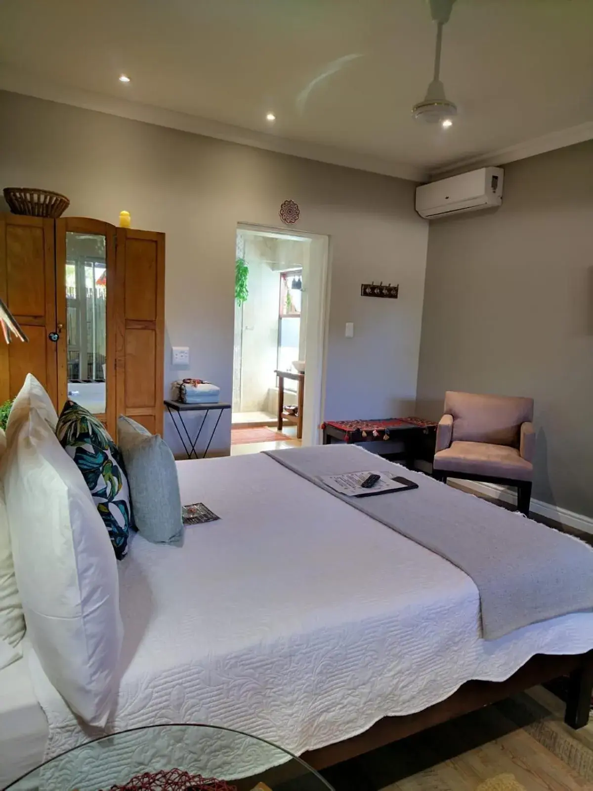 Photo of the whole room, Bed in Earthbound Guest House Photo of the whole room, Bed in Earthbound Guest House