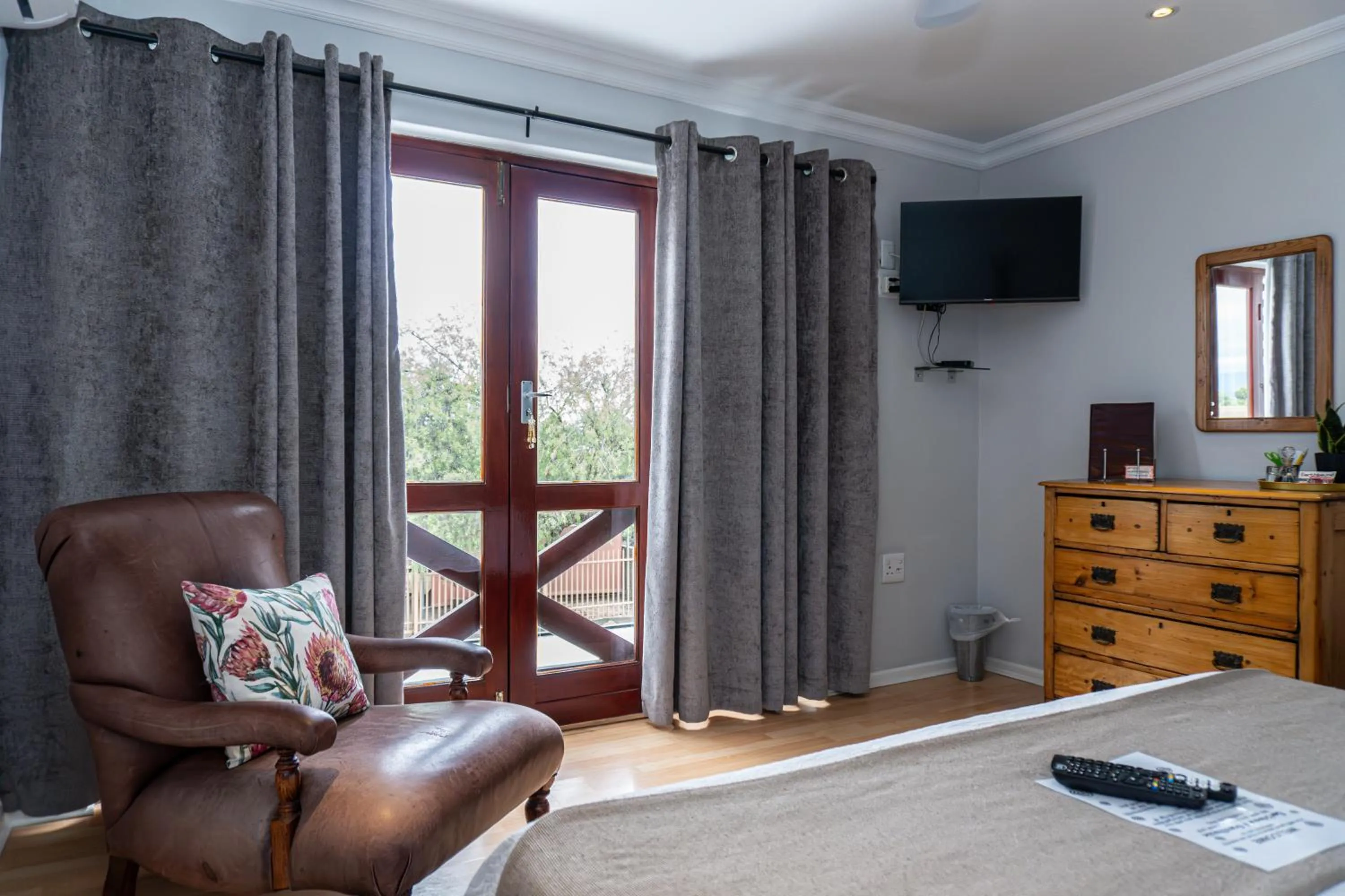 Photo of the whole room in Earthbound Guest House