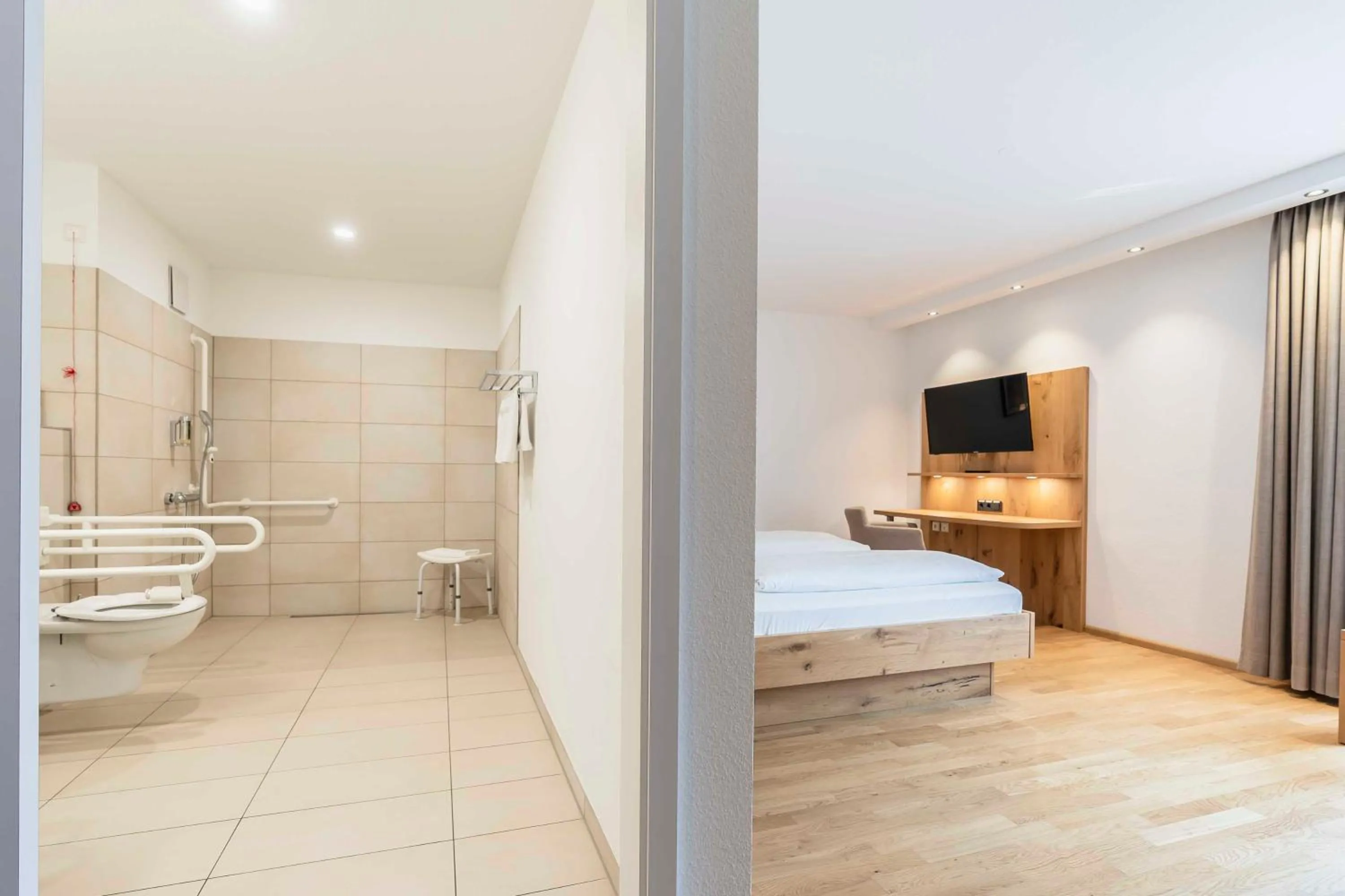 Bathroom, Bed in Hotel & Gasthaus Löwen