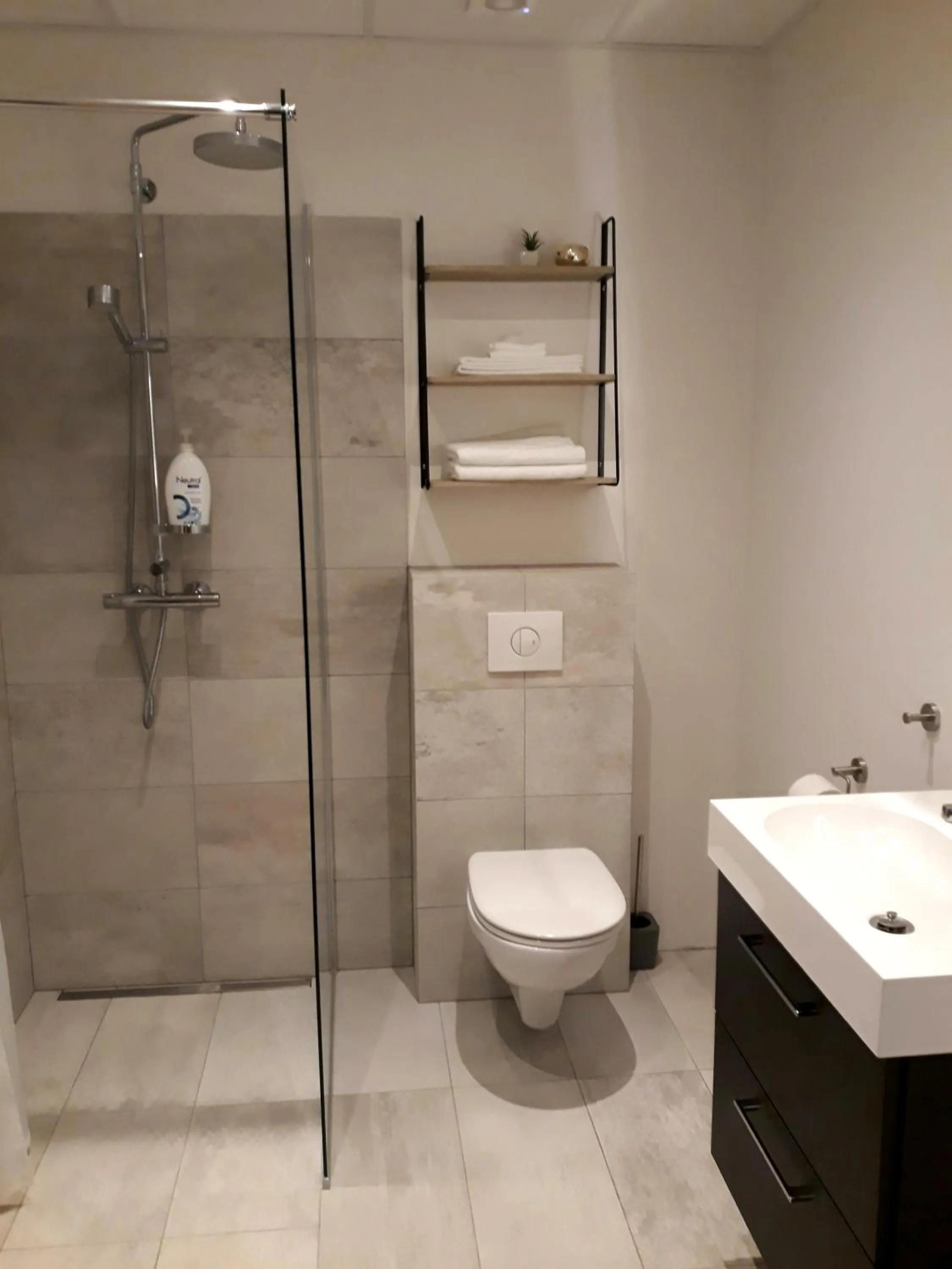 Shower in Post-Plaza Guesthouse