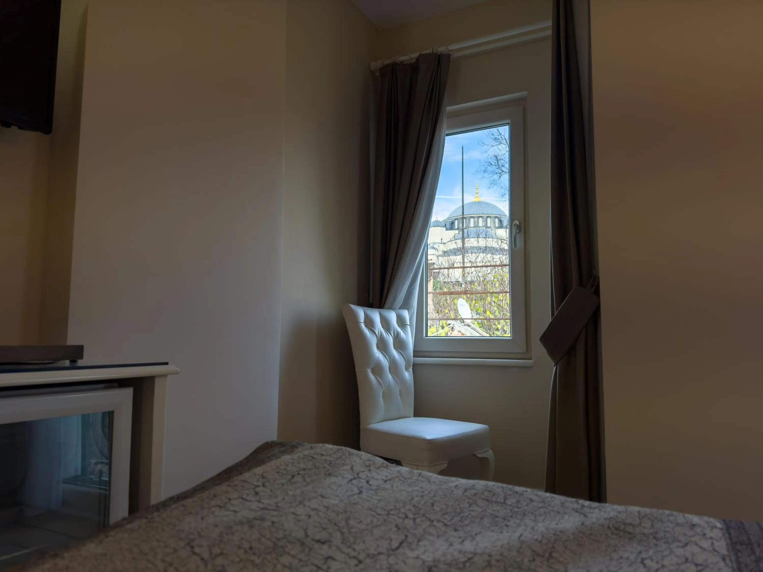 Seating area, Bed in Sarnic Premier Hotel