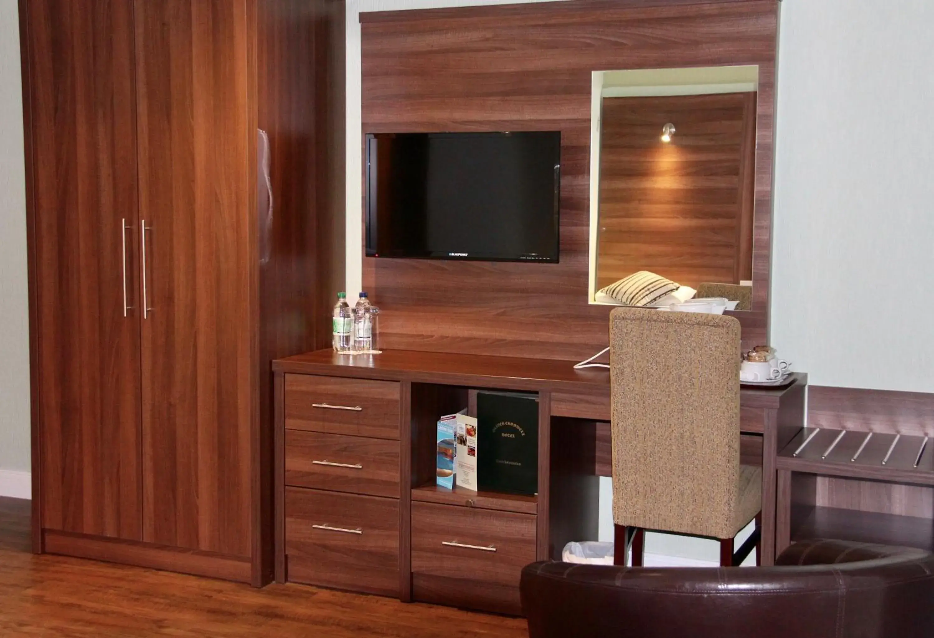 Twin Room - Disability Access in Oliver Cromwell Hotel Twin Room - Disability Access in Oliver Cromwell Hotel