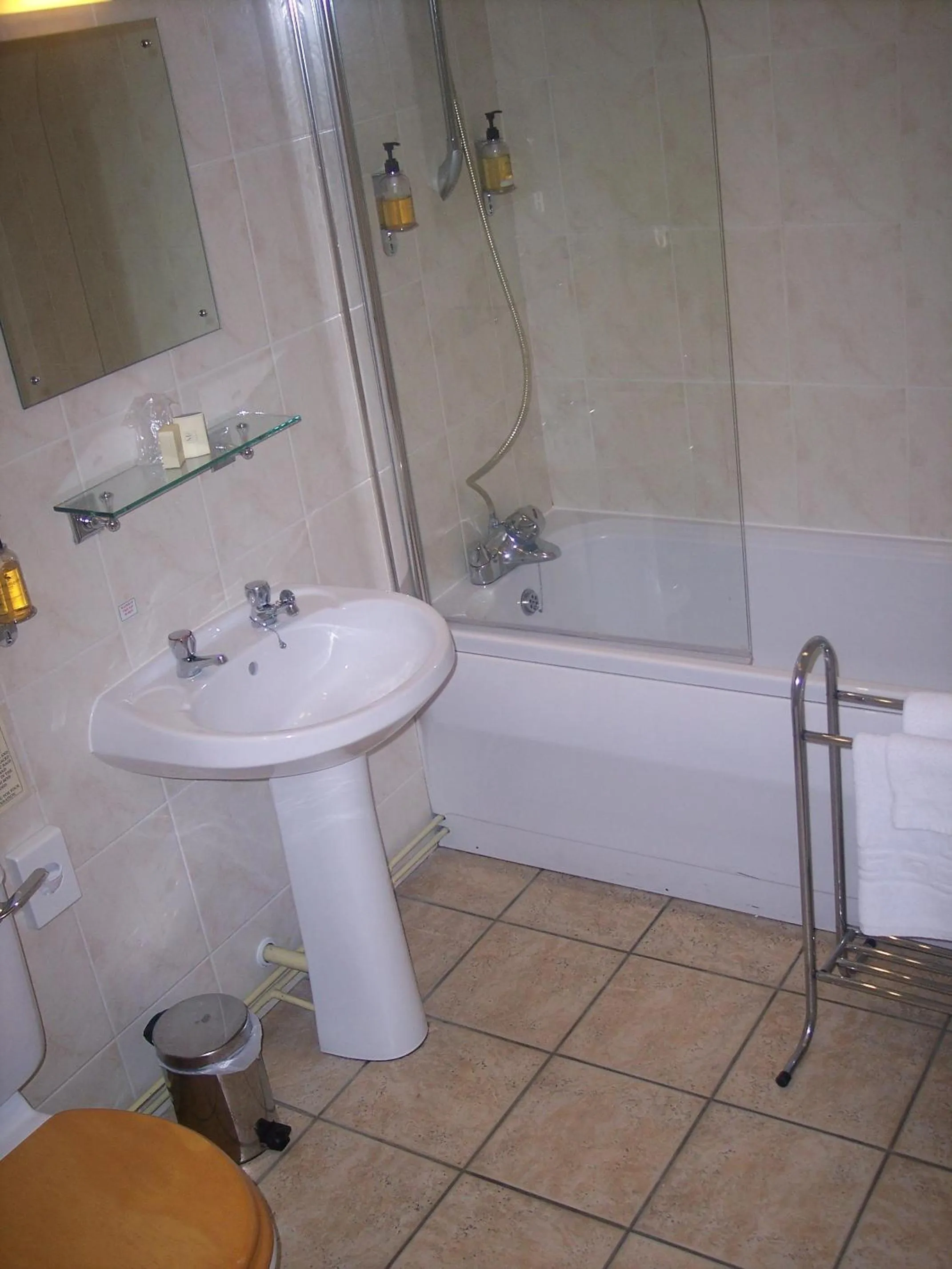 Bathroom in Oliver Cromwell Hotel